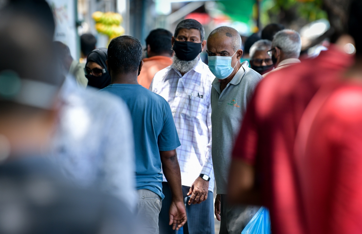 މާރުކޭޓުގައި ބަޔަކު ހަރަކާތްތެރިވަނީ: ބިދޭސީންނަށް ވުރެ ކޮވިޑް ޖެހޭ ދިވެހިންގެ އަދަދު ވަނީ އިތުރުވެފައި-- ފޮޓޯ: ނިޝާން އަލީ/ މިހާރު