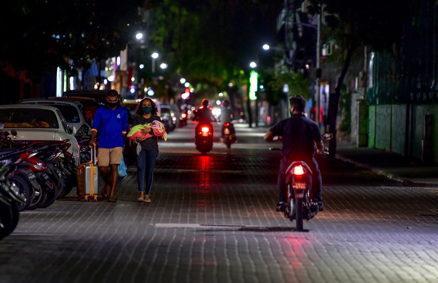 މާލެ: އޮގަސްޓު 5، 2020: މާލެ ސަރަހައްދުގައި ކޮވިޑް-19 ފެތުރުން އިތުރުވަމުން ދާތީ، ރައްކާތެރިކަމުގެ ފިޔަވަޅެއްގެ ގޮތުން ކޮންމެ ރެއެއްގެ 10 އިން ފަތިހު 5 އަށް ބޭރަށް ނުކުމެ އުޅުން ސަރުކާރުން މަނާކުރުން.-- ފޮޓޯ: ނިޝާން އަލީ /މިހާރު