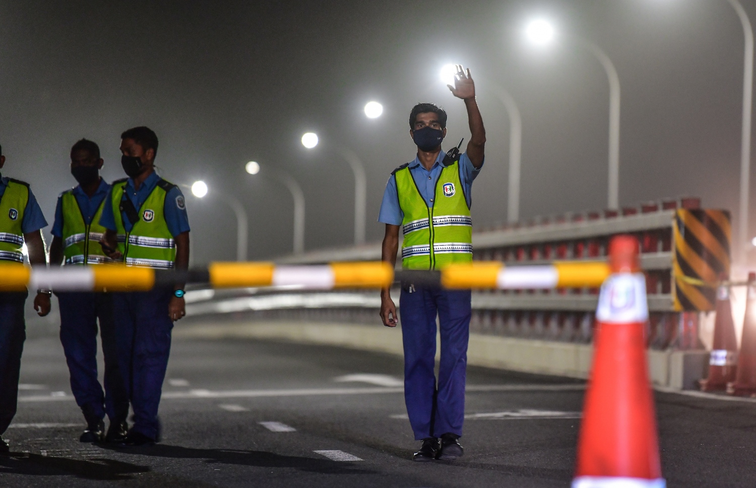 މާލެ: އޮގަސްޓު 5، 2020: މާލެ ސަރަހައްދުގައި ކޮވިޑް-19 ފެތުރުން އިތުރުވަމުން ދާތީ، ރައްކާތެރިކަމުގެ ފިޔަވަޅެއްގެ ގޮތުން ކޮންމެ ރެއެއްގެ 10 އިން ފަތިހު 5 އަށް ބޭރަށް ނުކުމެ އުޅުން ސަރުކާރުން މަނާކުރުން.-- ފޮޓޯ: ނިޝާން އަލީ /މިހާރު