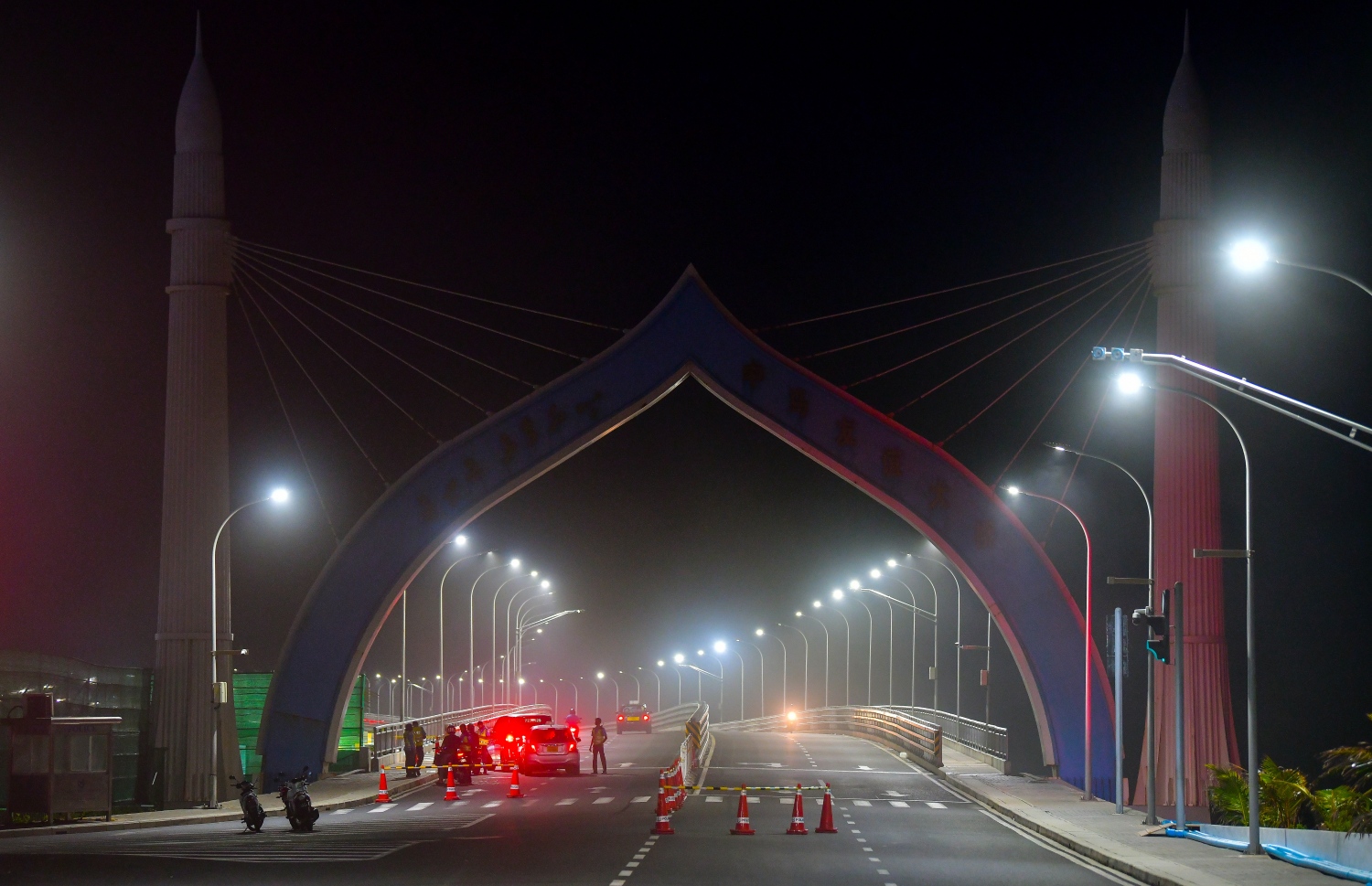 މާލެ: އޮގަސްޓު 5، 2020: މާލެ ސަރަހައްދުގައި ކޮވިޑް-19 ފެތުރުން އިތުރުވަމުން ދާތީ، ރައްކާތެރިކަމުގެ ފިޔަވަޅެއްގެ ގޮތުން ކޮންމެ ރެއެއްގެ 10 އިން ފަތިހު 5 އަށް ބޭރަށް ނުކުމެ އުޅުން ސަރުކާރުން މަނާކުރުން.-- ފޮޓޯ: ނިޝާން އަލީ /މިހާރު