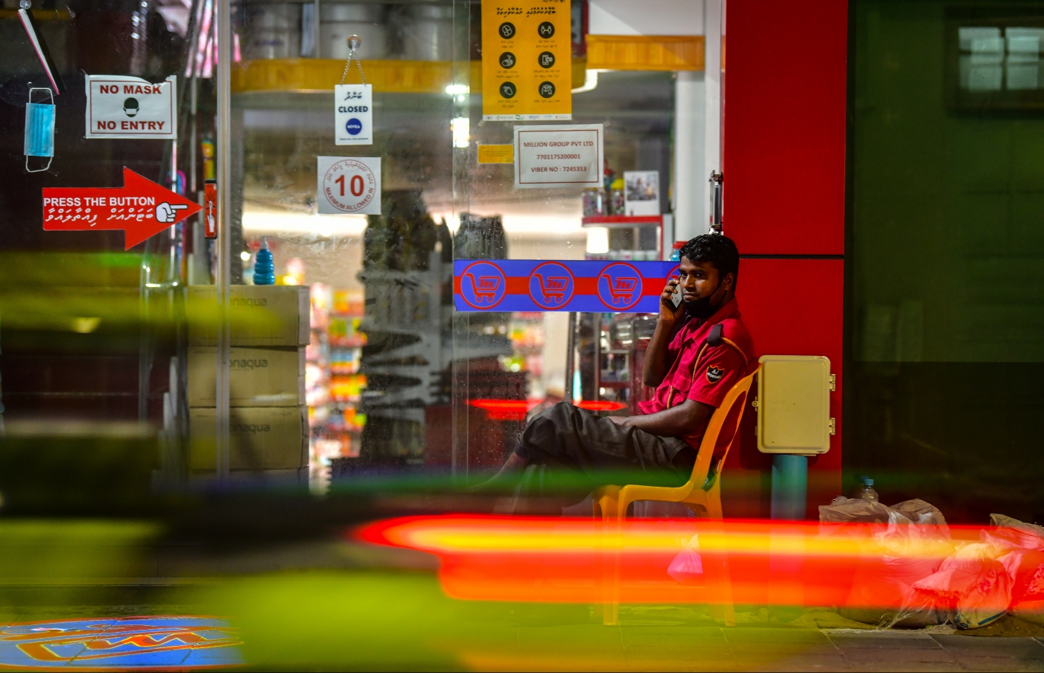 މާލެ: އޮގަސްޓު 5، 2020: މާލެ ސަރަހައްދުގައި ކޮވިޑް-19 ފެތުރުން އިތުރުވަމުން ދާތީ، ރައްކާތެރިކަމުގެ ފިޔަވަޅެއްގެ ގޮތުން ކޮންމެ ރެއެއްގެ 10 އިން ފަތިހު 5 އަށް ބޭރަށް ނުކުމެ އުޅުން ސަރުކާރުން މަނާކުރުން.-- ފޮޓޯ: ނިޝާން އަލީ /މިހާރު