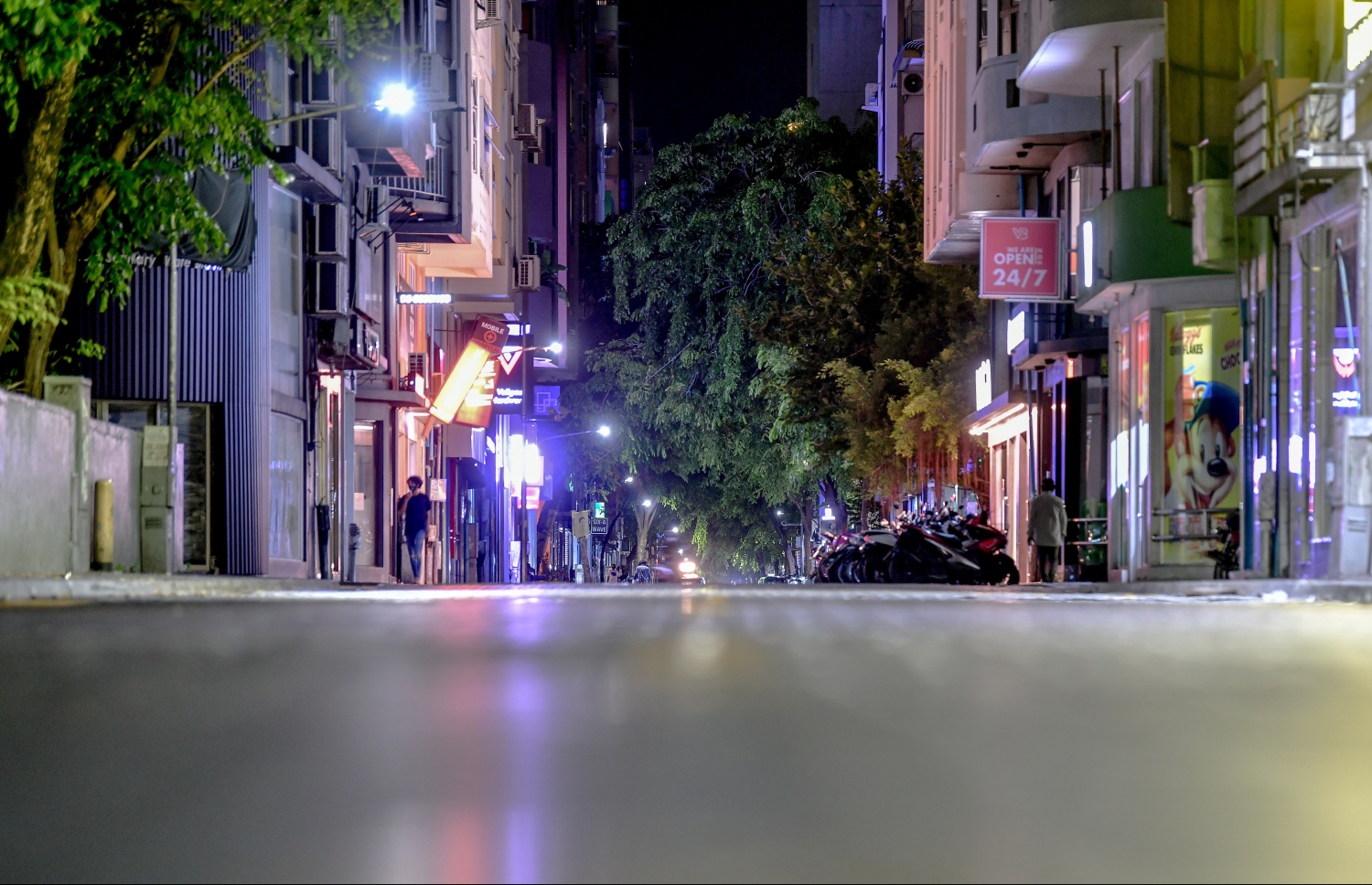 މާލެ: އޮގަސްޓު 5، 2020: މާލެ ސަރަހައްދުގައި ކޮވިޑް-19 ފެތުރުން އިތުރުވަމުން ދާތީ، ރައްކާތެރިކަމުގެ ފިޔަވަޅެއްގެ ގޮތުން ކޮންމެ ރެއެއްގެ 10 އިން ފަތިހު 5 އަށް ބޭރަށް ނުކުމެ އުޅުން ސަރުކާރުން މަނާކުރުން.-- ފޮޓޯ: ނިޝާން އަލީ /މިހާރު