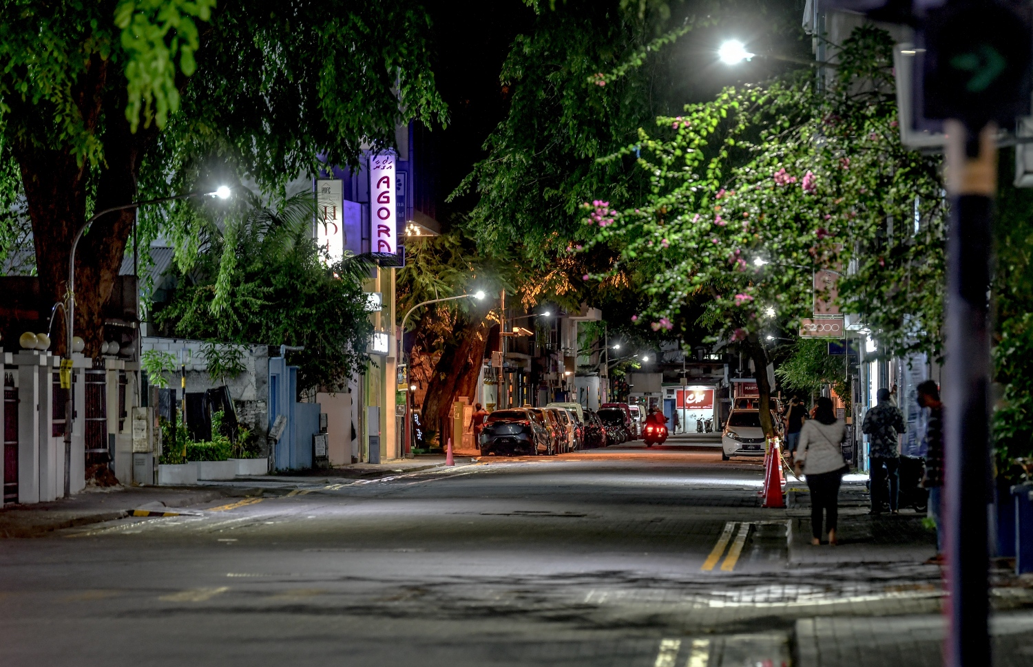 މާލެ: އޮގަސްޓު 5، 2020: މާލެ ސަރަހައްދުގައި ކޮވިޑް-19 ފެތުރުން އިތުރުވަމުން ދާތީ، ރައްކާތެރިކަމުގެ ފިޔަވަޅެއްގެ ގޮތުން ކޮންމެ ރެއެއްގެ 10 އިން ފަތިހު 5 އަށް ބޭރަށް ނުކުމެ އުޅުން ސަރުކާރުން މަނާކުރުން.-- ފޮޓޯ: ނިޝާން އަލީ /މިހާރު