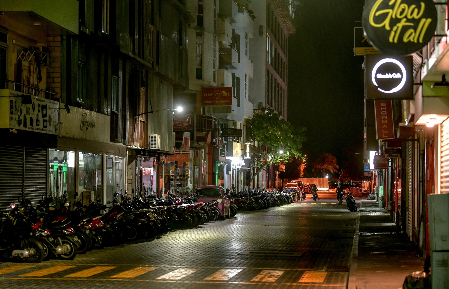 މާލެ: އޮގަސްޓު 5، 2020: މާލެ ސަރަހައްދުގައި ކޮވިޑް-19 ފެތުރުން އިތުރުވަމުން ދާތީ، ރައްކާތެރިކަމުގެ ފިޔަވަޅެއްގެ ގޮތުން ކޮންމެ ރެއެއްގެ 10 އިން ފަތިހު 5 އަށް ބޭރަށް ނުކުމެ އުޅުން ސަރުކާރުން މަނާކުރުން.-- ފޮޓޯ: ނިޝާން އަލީ /މިހާރު