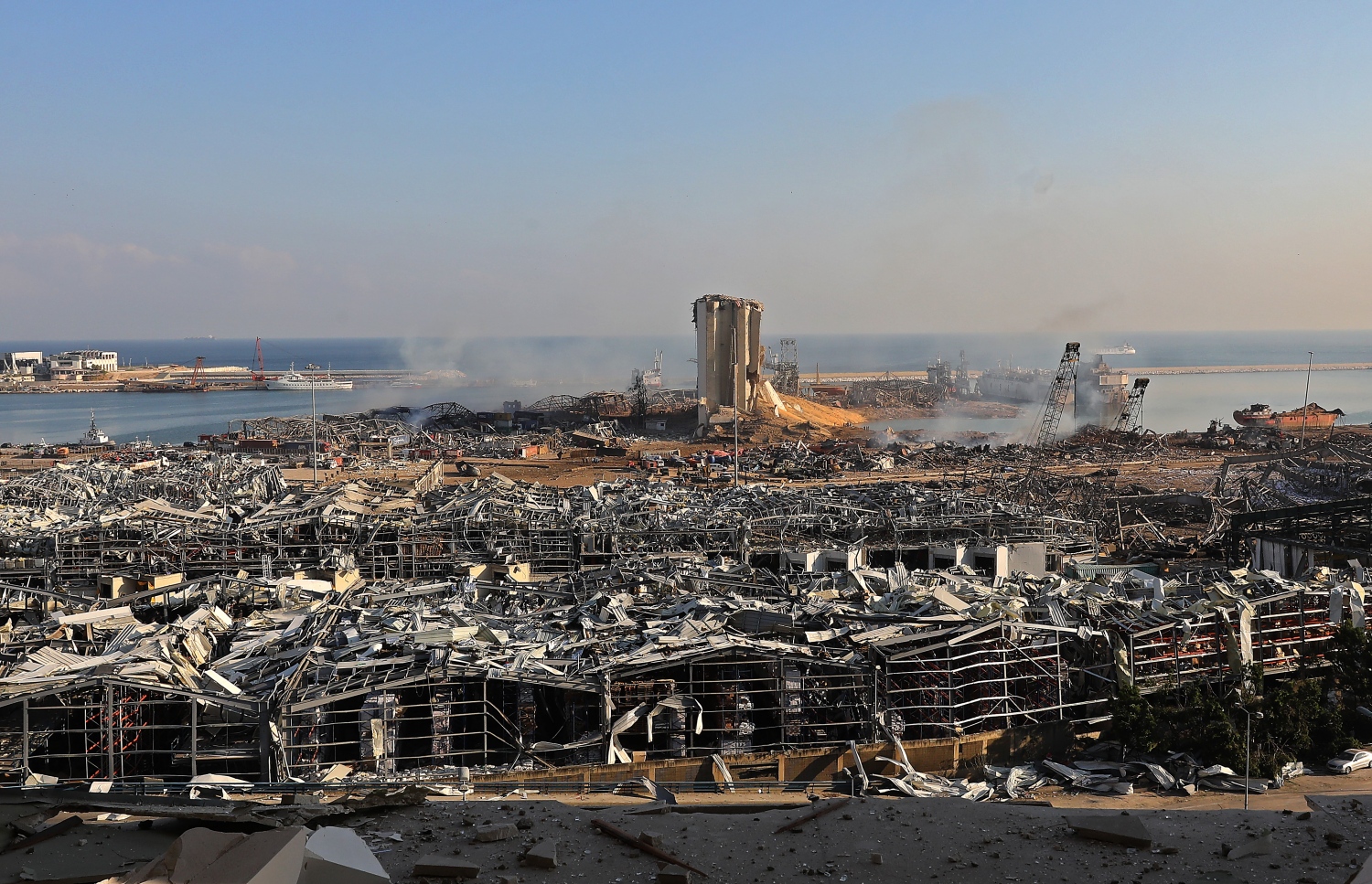 ބޭރޫތު- އޮގަސްޓް 4، 2020: ލުބުނާނުގެ ވެރިރަށް ބޭރޫތުގެ ކެމިކަލް ގުދަނެއް ގޮވުމުން މުޅި ސަރަހައްދު ބިމާހަމަވެފައި. --ފޮޓޯ:އޭއެފްޕީ