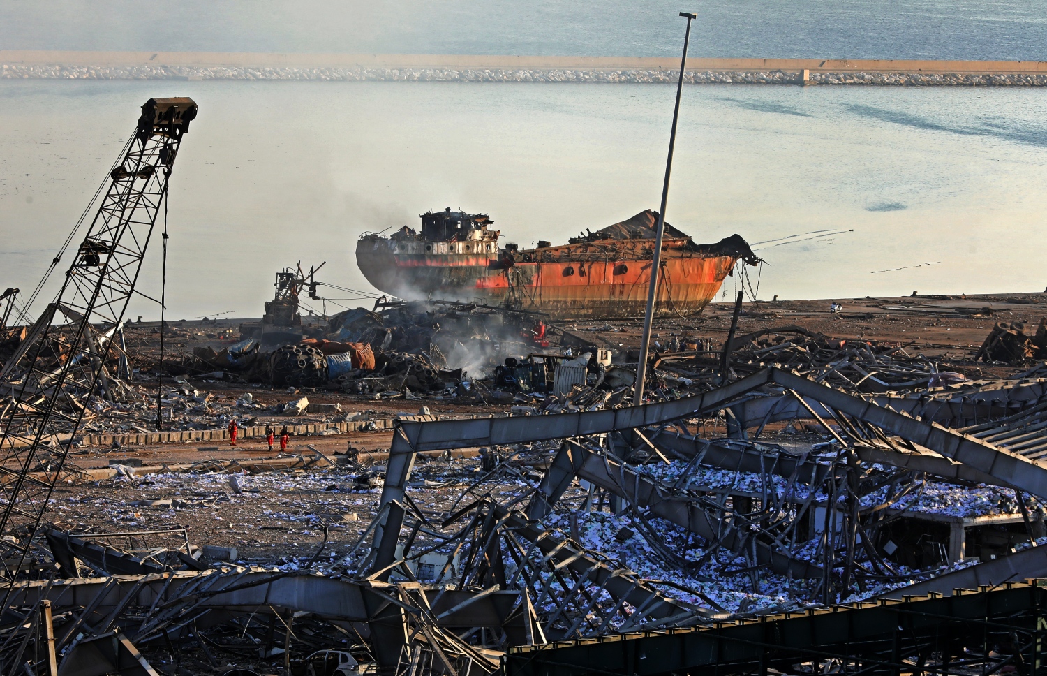 ބޭރޫތު- އޮގަސްޓް 4، 2020: ލުބުނާނުގެ ވެރިރަށް ބޭރޫތުގެ ކެމިކަލް ގުދަނެއް ގޮވުމުން މުޅި ސަރަހައްދު ބިމާހަމަވެފައި. --ފޮޓޯ:އޭއެފްޕީ