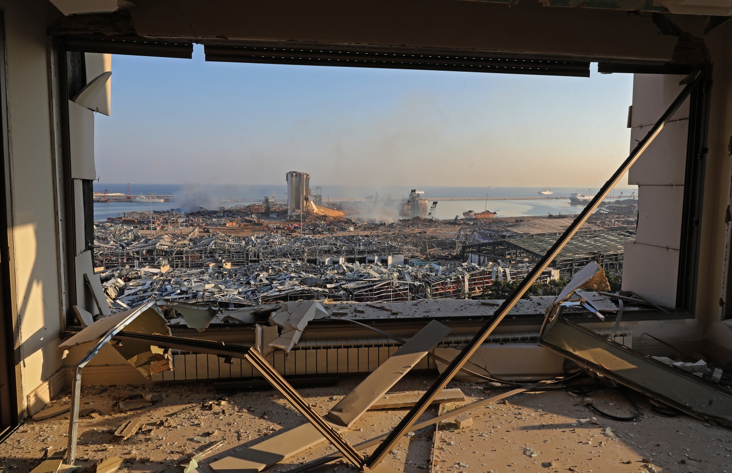 ބޭރޫތު- އޮގަސްޓް 4، 2020: ލުބުނާނުގެ ވެރިރަށް ބޭރޫތުގެ ކެމިކަލް ގުދަނެއް ގޮވުމުން މުޅި ސަރަހައްދު ބިމާ ހަމަވެފައި. --ފޮޓޯ:އޭއެފްޕީ