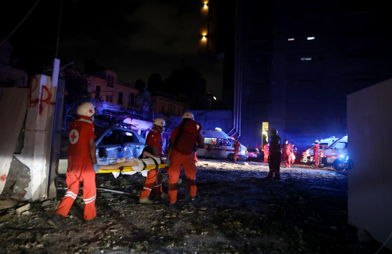 ބޭރޫތު- އޮގަސްޓް 4، 2020: ލުބުނާނުގެ ވެރިރަށް ބޭރޫތުގެ ކެމިކަލް ގުދަން ގޮވުމުން ޒަޚަމްވި މީހުންނަށް ރެޑް ކްރޮސްގެ އޮފިޝަލުން އެހީވަނީ. --ފޮޓޯ:އޭއެފްޕީ