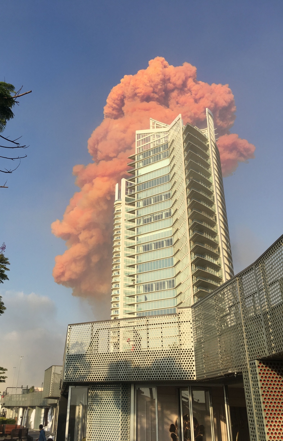 ބޭރޫތު- އޮގަސްޓް 4، 2020: ލުބުނާނުގެ ވެރިރަށް ބޭރޫތުގެ ކެމިކަލް ގުދަނެއް ގޮވުމުން ދުން އަރަނީ. --ފޮޓޯ:އޭއެފްޕީ