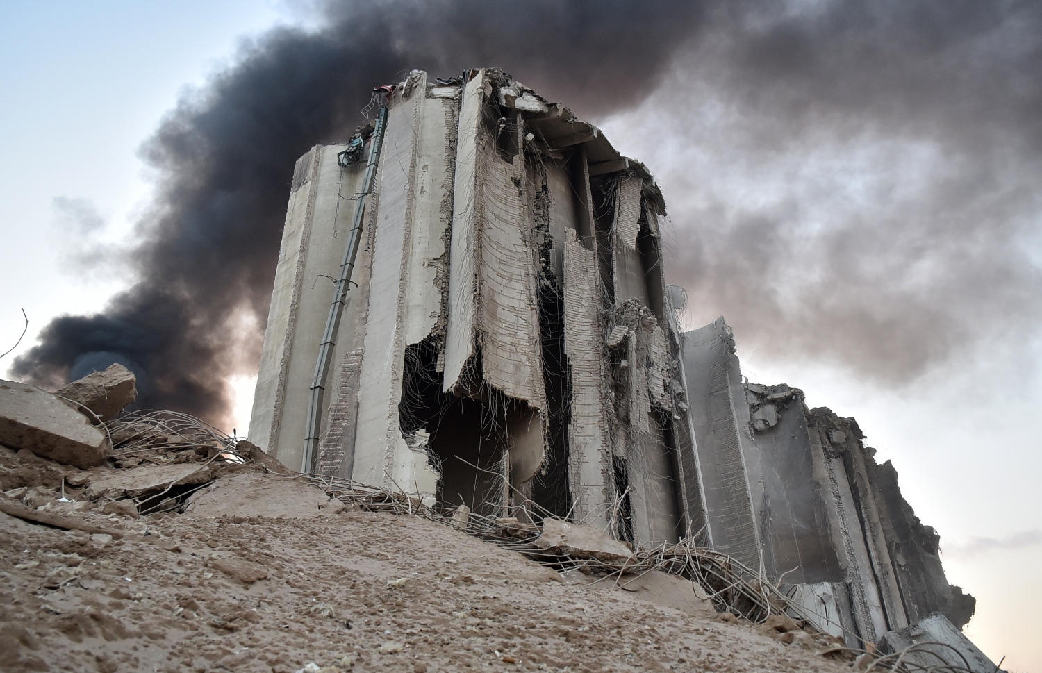 ބޭރޫތު- އޮގަސްޓް 4، 2020: ލުބުނާނުގެ ވެރިރަށް ބޭރޫތުގެ ކެމިކަލް ގުދަނެއް ގޮވުމުން އިމާރާތެއް ހަލާކުވެފައި. --ފޮޓޯ:އޭއެފްޕީ