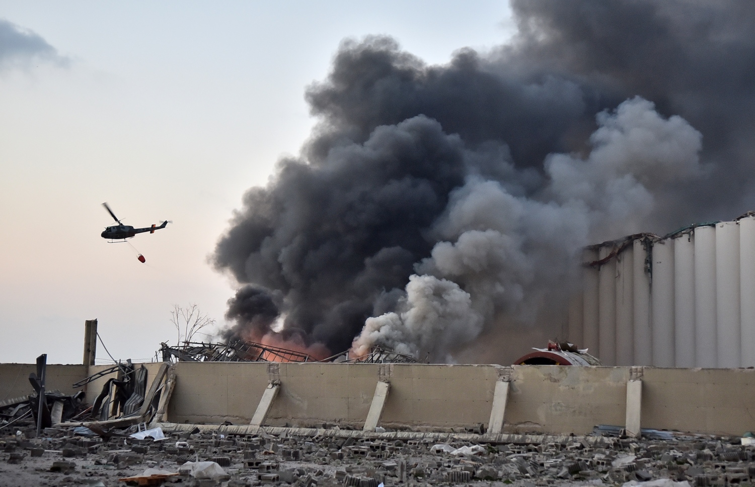 ބޭރޫތު- އޮގަސްޓް 4، 2020: ލުބުނާނުގެ ވެރިރަށް ބޭރޫތުގެ ކެމިކަލް ގުދަނެއް ގޮވުމުން ރޯވި އަލިފާންގަނޑު ނިއްވާލަން މަސައްކަތް ކުރަނީ. --ފޮޓޯ:އޭއެފްޕީ