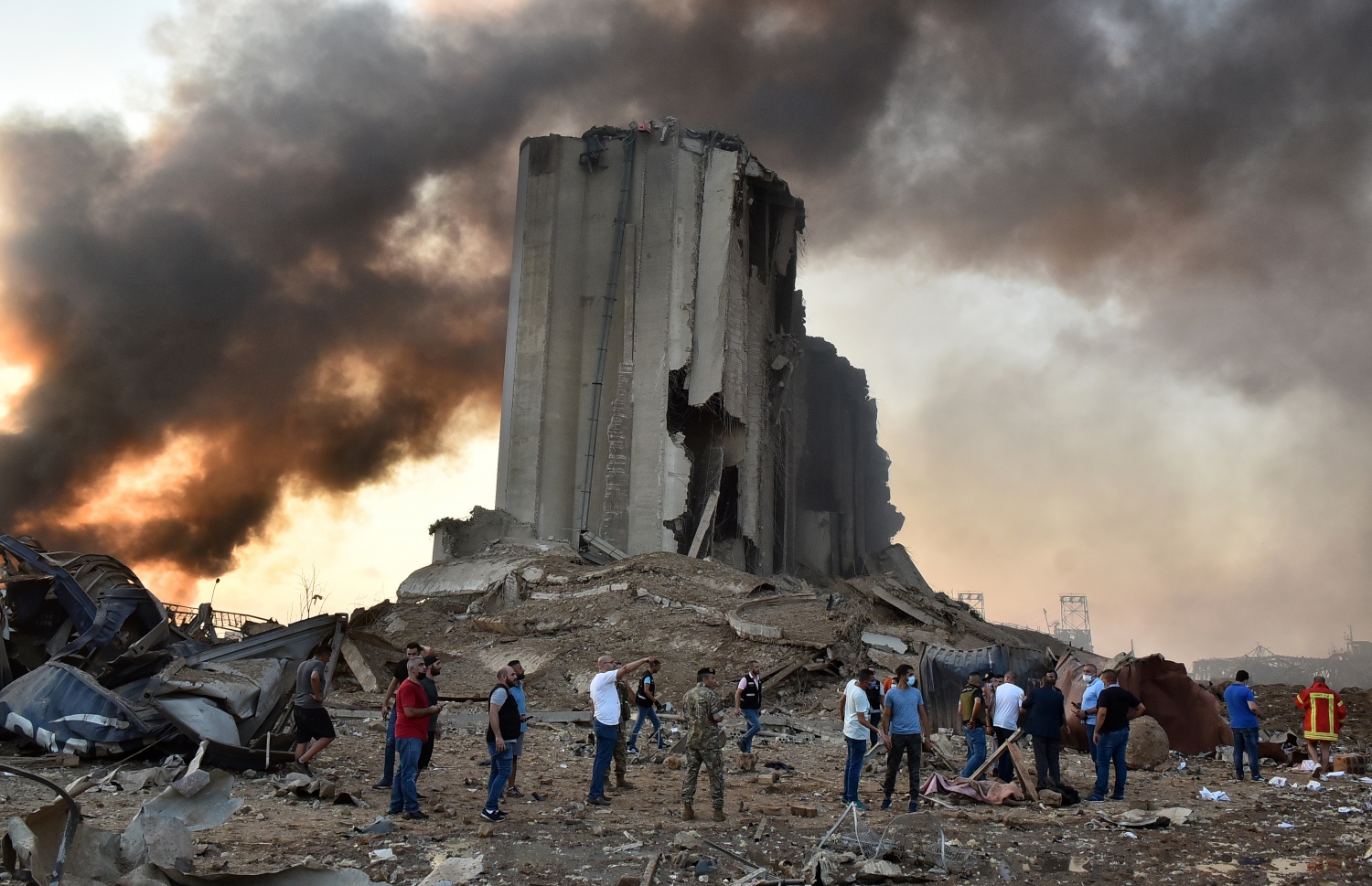 ބޭރޫތު- އޮގަސްޓް 4، 2020: ލުބުނާނުގެ ވެރިރަށް ބޭރޫތުގެ ކެމިކަލް ގުދަނެއް ގޮވުމުން އިމާރާތްތައް ހަލާކުވެފައި. --ފޮޓޯ:އޭއެފްޕީ