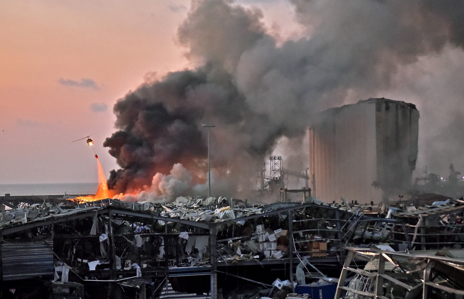 ލުބުނާނުގެ ވެރިރަށް ބޭރޫތުގެ ކެމިކަލް ގުދަނެއް ގޮވުމުން ރޯވި އަލިފާންގަނޑު ނިއްވާލަން މަސައްކަތް ކުރަނީ. --ފޮޓޯ:އޭއެފްޕީ