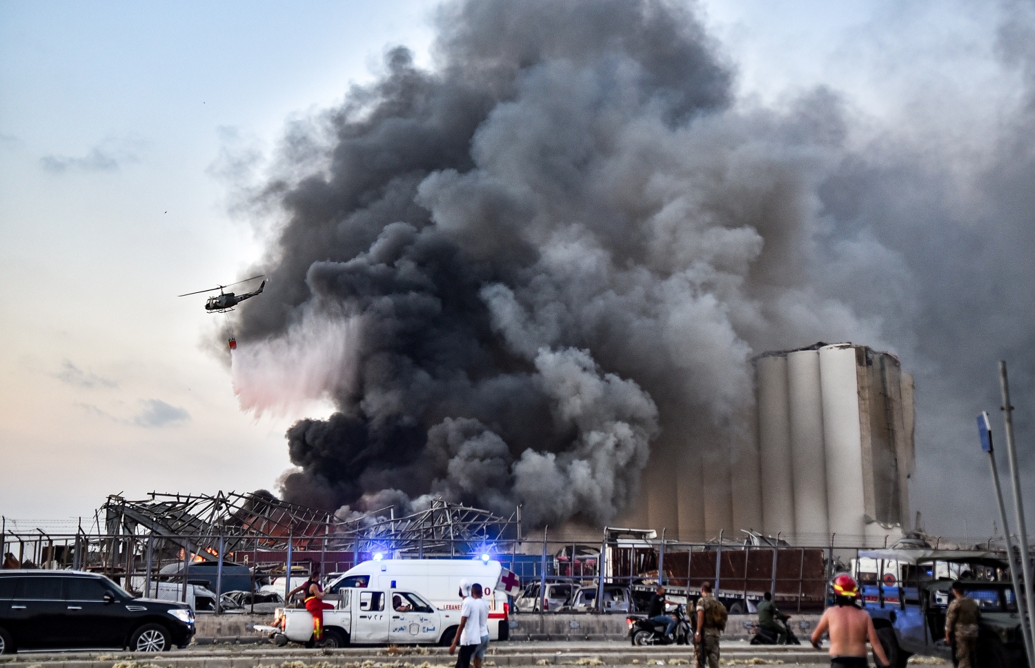 ބޭރޫތު- އޮގަސްޓް 4، 2020: ލުބުނާނުގެ ވެރިރަށް ބޭރޫތުގެ ކެމިކަލް ގުދަނެއް ގޮވުމުން ރޯވި އަލިފާންގަނޑު ނިއްވާލަން މަސައްކަތް ކުރަނީ. --ފޮޓޯ:އޭއެފްޕީ