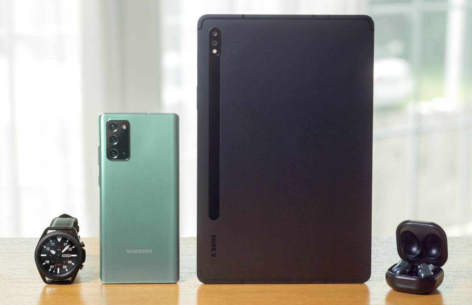 ސެމްސަންގުން އަލަށް އުފެއްދި ފޯނާއި ޓެބްލެޓާއި އިއާފޯނާއި ގަޑި