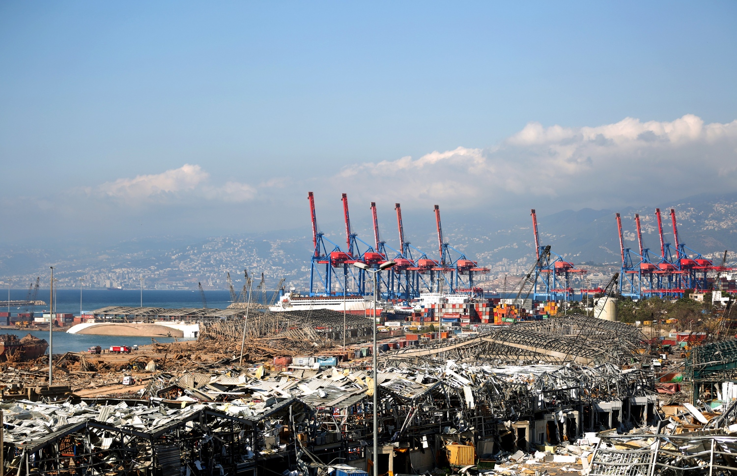 ބޭރޫތުގައި ކެމިކަލް ގުދަން ގޮވުމުން ބޮޑު ސަރަހައްދަކަށް ގެއްލުން ލިބިފައި. --ފޮޓޯ:އޭއެފްޕީ