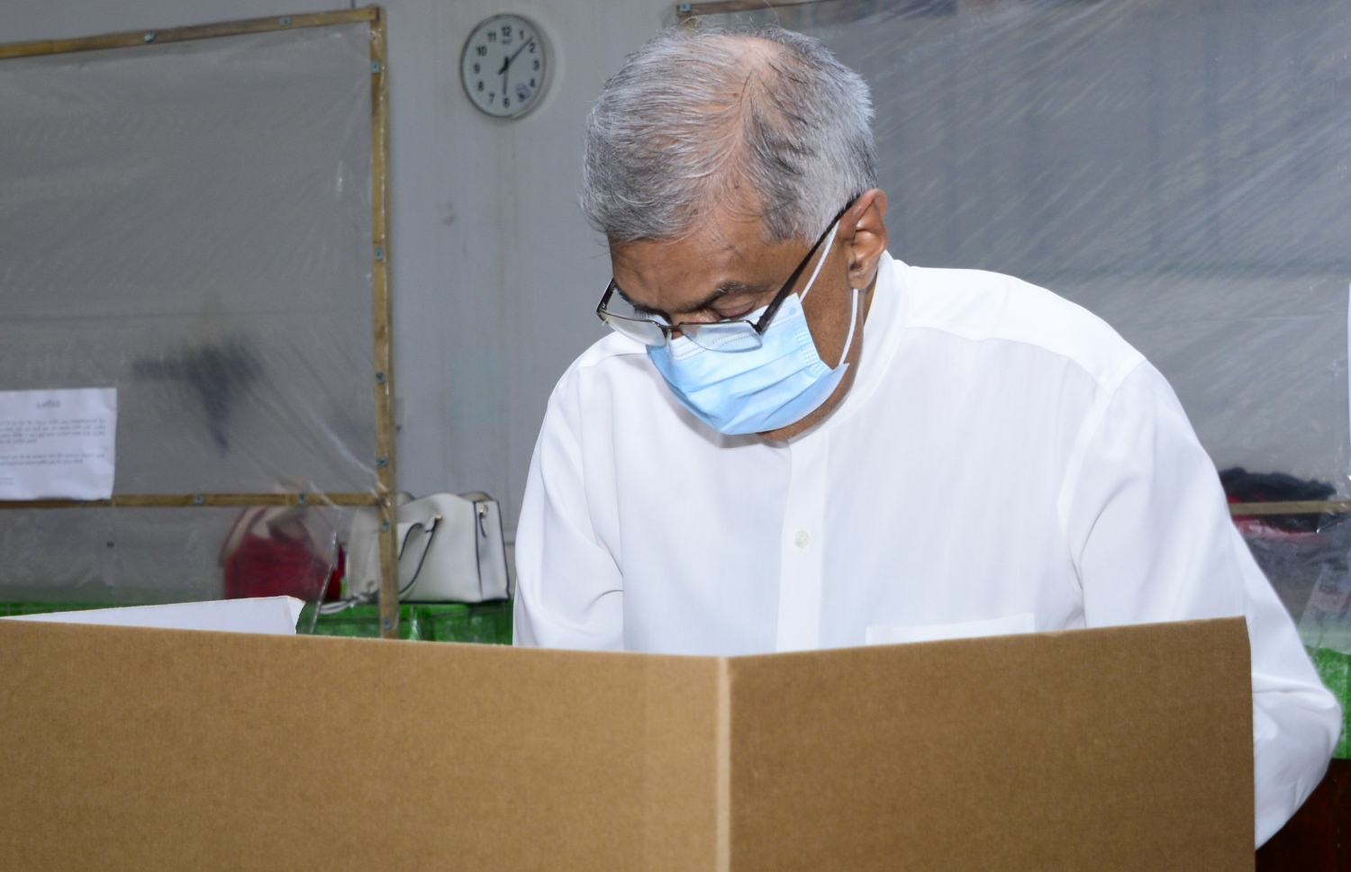 ޔޫއެންޕީގެ ލީޑަރު ރަނިލް އިއްޔެ ވޯޓު ދެއްވަނީ. --ފޮޓޯ:އޭއެފްޕީ