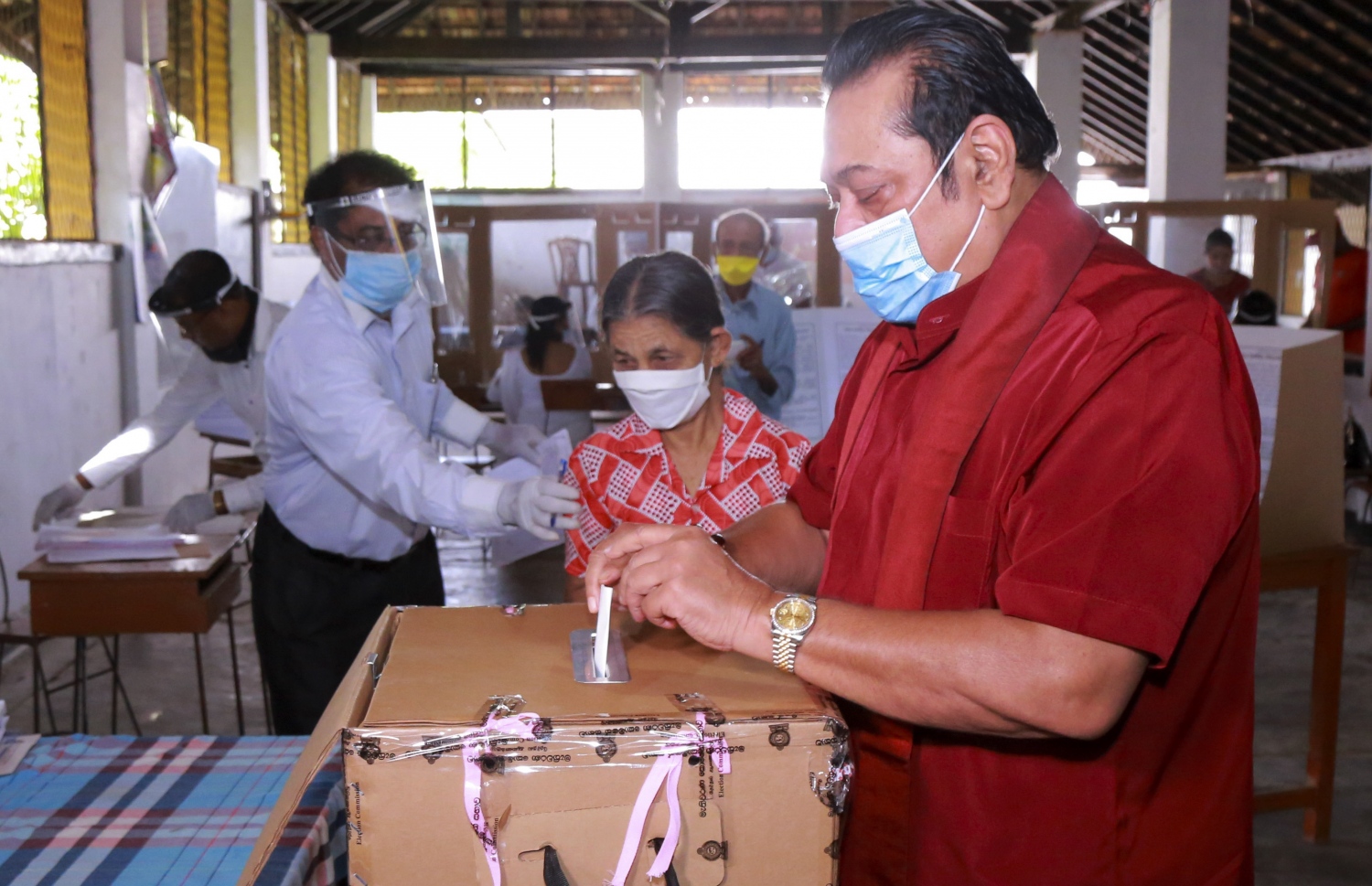 ލަންކާގެ ރައީސް ބޮޑު ވަޒީރު ރާޖަޕަކްސާ އިއްޔެ ވޯޓު ދެއްވަނީ. --ފޮޓޯ:އޭއެފްޕީ