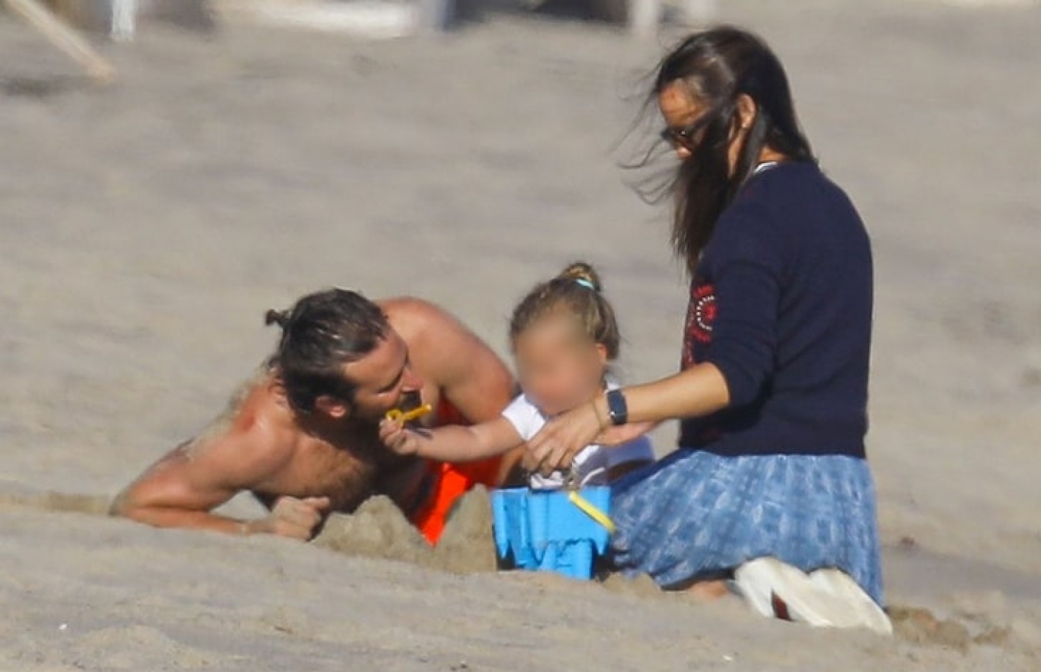 މަލިބޫ ބީޗްގައި ކޫޕާ އާއި ޖެނިފާ.