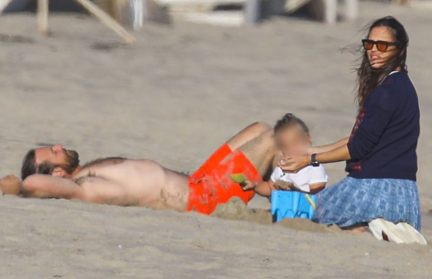 މަލިބޫ ބީޗްގައި ކޫޕާ އާއި ޖެނިފާ.