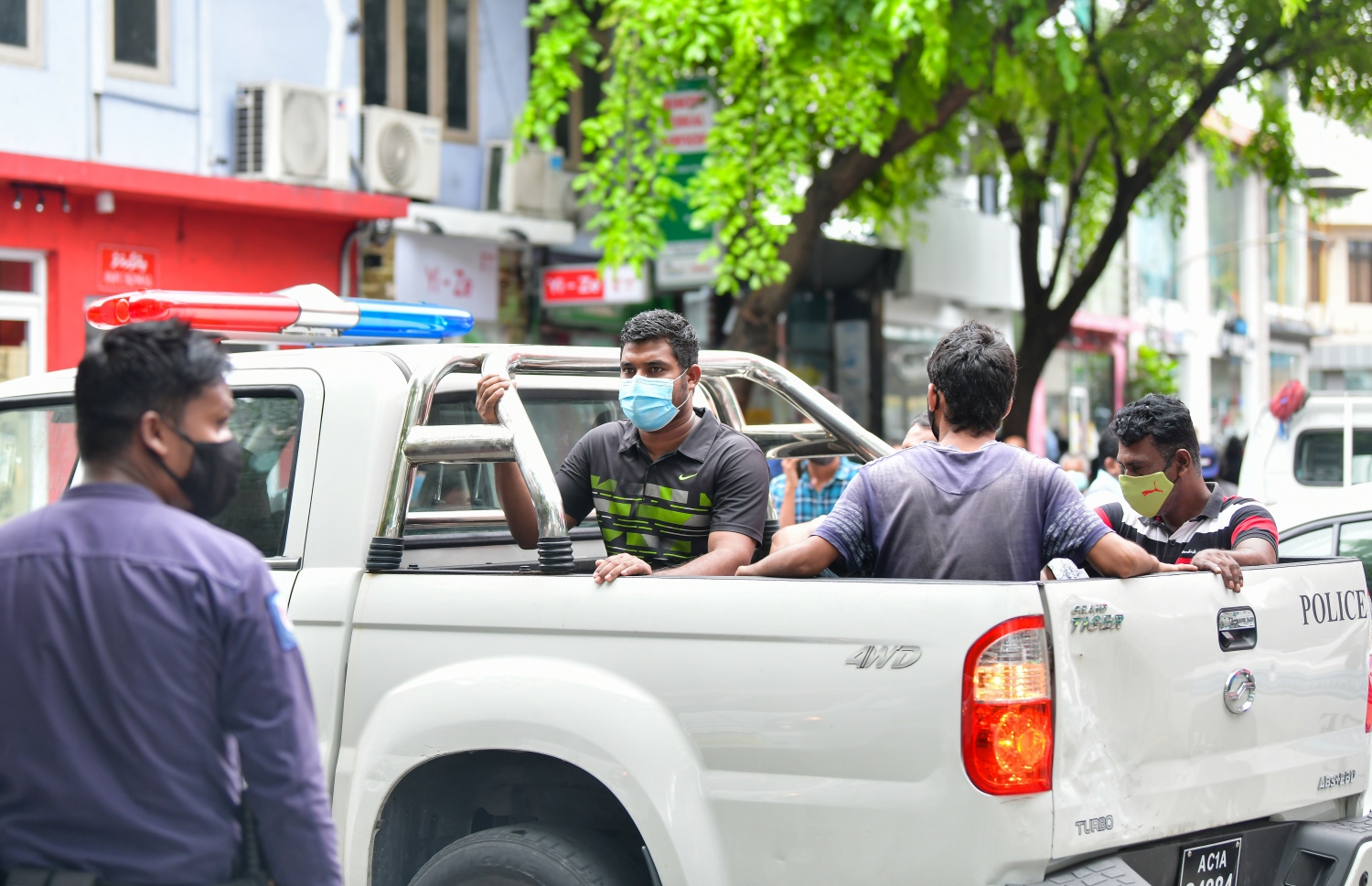 ދަނޑު ކައިރިއަށް އެއްވި ބިދޭސީން އެ ސަރަހައްދުން ނުދިއުމުން، އެ ސަރަހައްދުން ގެންދިޔަ ބައެއް ބިދޭސީން -- ފޮޓޯ: އަހުމަދު އަވްޝަން އިލްޔާސް/ މިހާރު