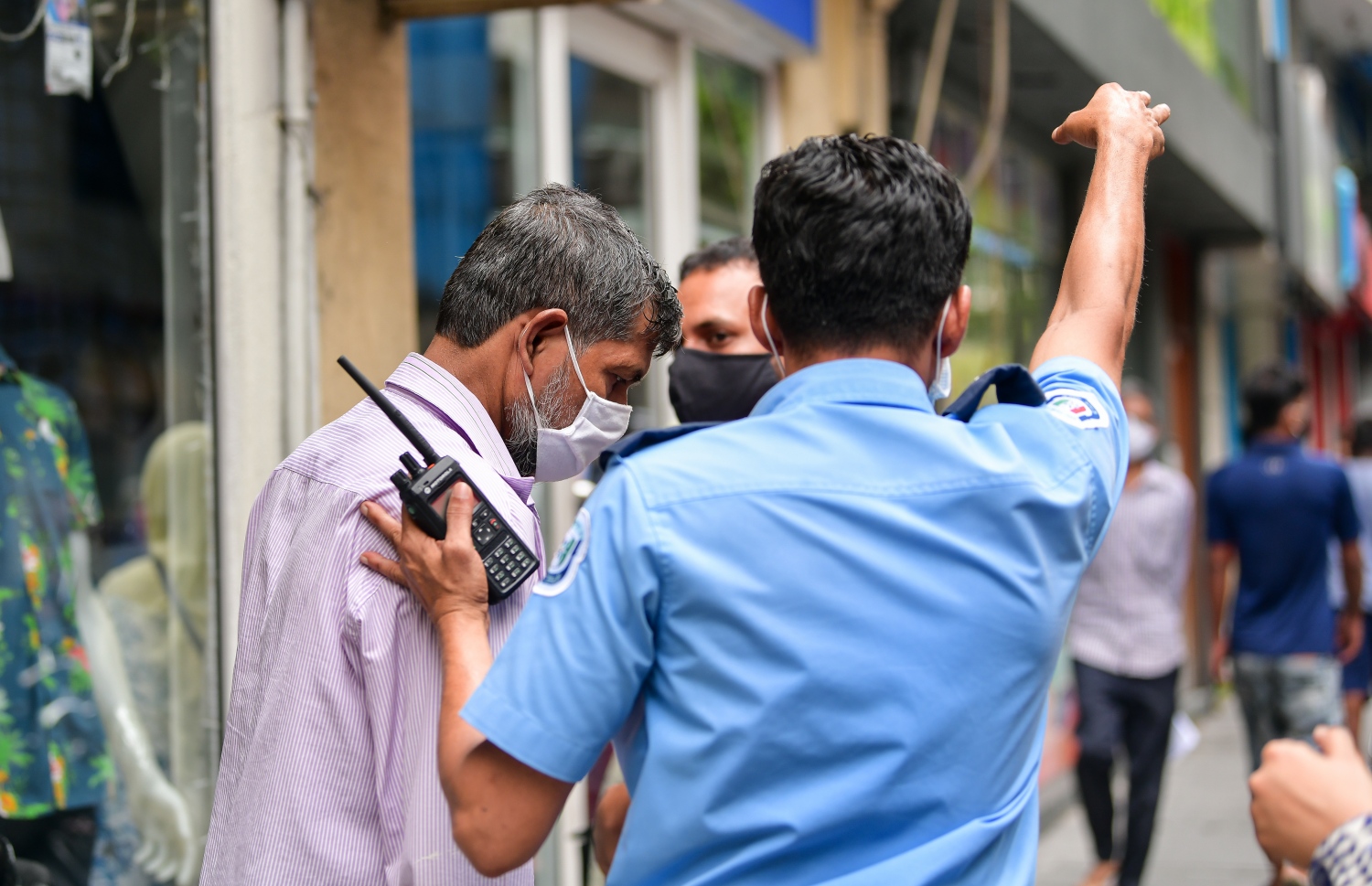 ބަންގްލަދޭޝްގެ މަސައްކަތު މީހަކު ގަލޮޅު ދަނޑިކައިރީގައި ރަޖިސްޓްރީވާން ގޮސް:: ގިނަ އަދަދެއްގެ ބިދޭސީން ގަވައިދާ ހިލާފަށް އުޅޭ-- ފައިލް ފޮޓޯ: މިހާރު