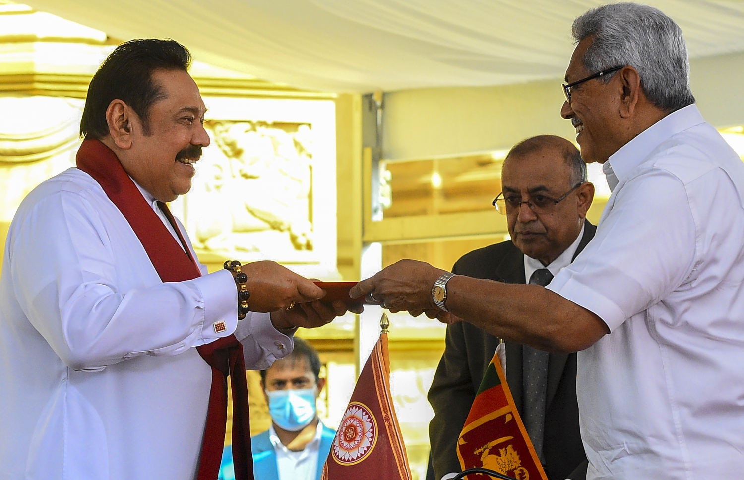 ރައީސް ގޮތަބަޔަ އާއި ގައުމު ބަނގުރޫޓުވި އިރު ބޮޑުވަޒީރަކަށް ހުންނެވި މަހިންދަ -- ފައިލް ފޮޓޯ: އޭއެފްޕީ