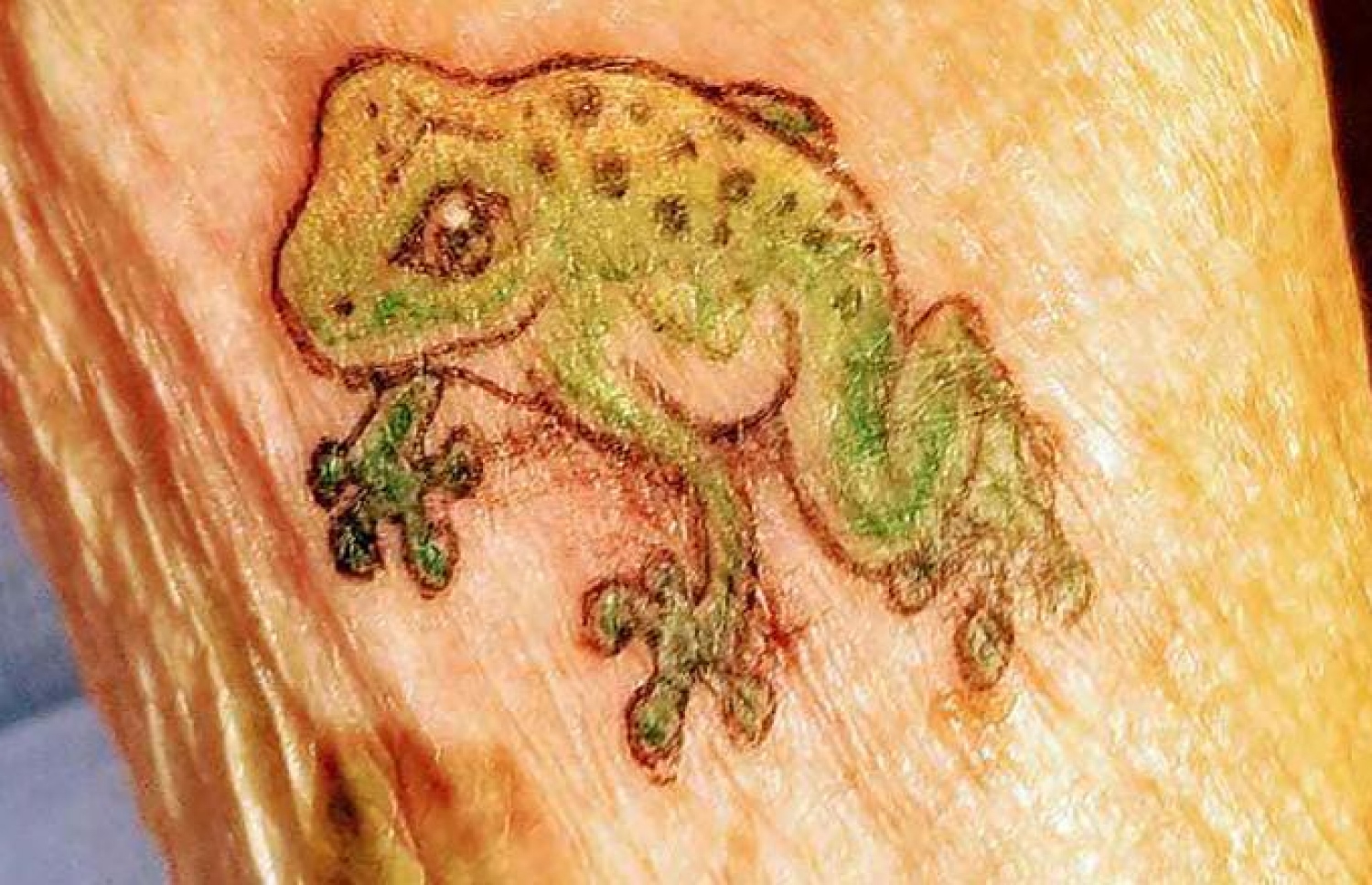 ޑޮރޯތީގެ އަތުގައި ޖެހި ޓެޓޫ.