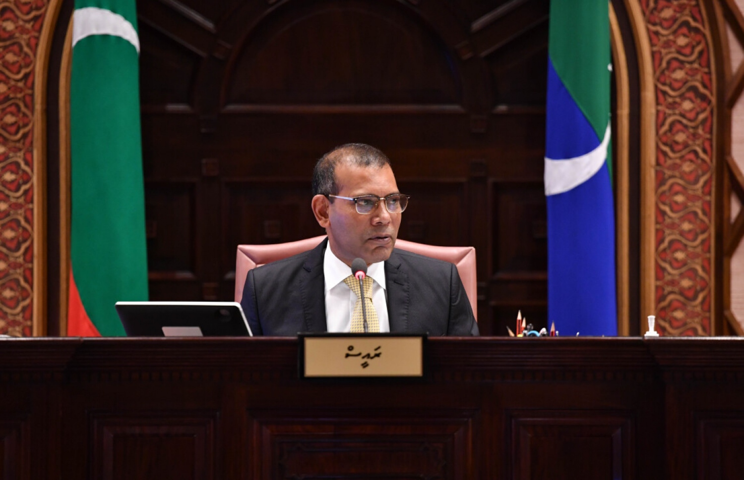 ރައްޔިތުންގެ މަޖިލީހުގެ ރައީސް ނަޝީދު، މަޖިލީހުގެ ޖަލްސާއެއްގެ ރިޔާސަތު ބަލަހައްޓަވަނީ: ކުރީގެ ރައީސް ޔާމީންގެ ފިނޭންސް މިނިސްޓަރެކޭ އެއްފަދައިން މި ސަރުކާރުގެ ފިނޭންސް މިނިސްޓަރު އަމީރު ވެސް ދައުލަތުގެ ދަރަނި ރަނގަޅަށް މެނޭޖު ނުކުރައްވާ ކަމަށް ނަޝީދު ވިދާޅުވި.---ފޮޓޯ: މަޖިލިސް