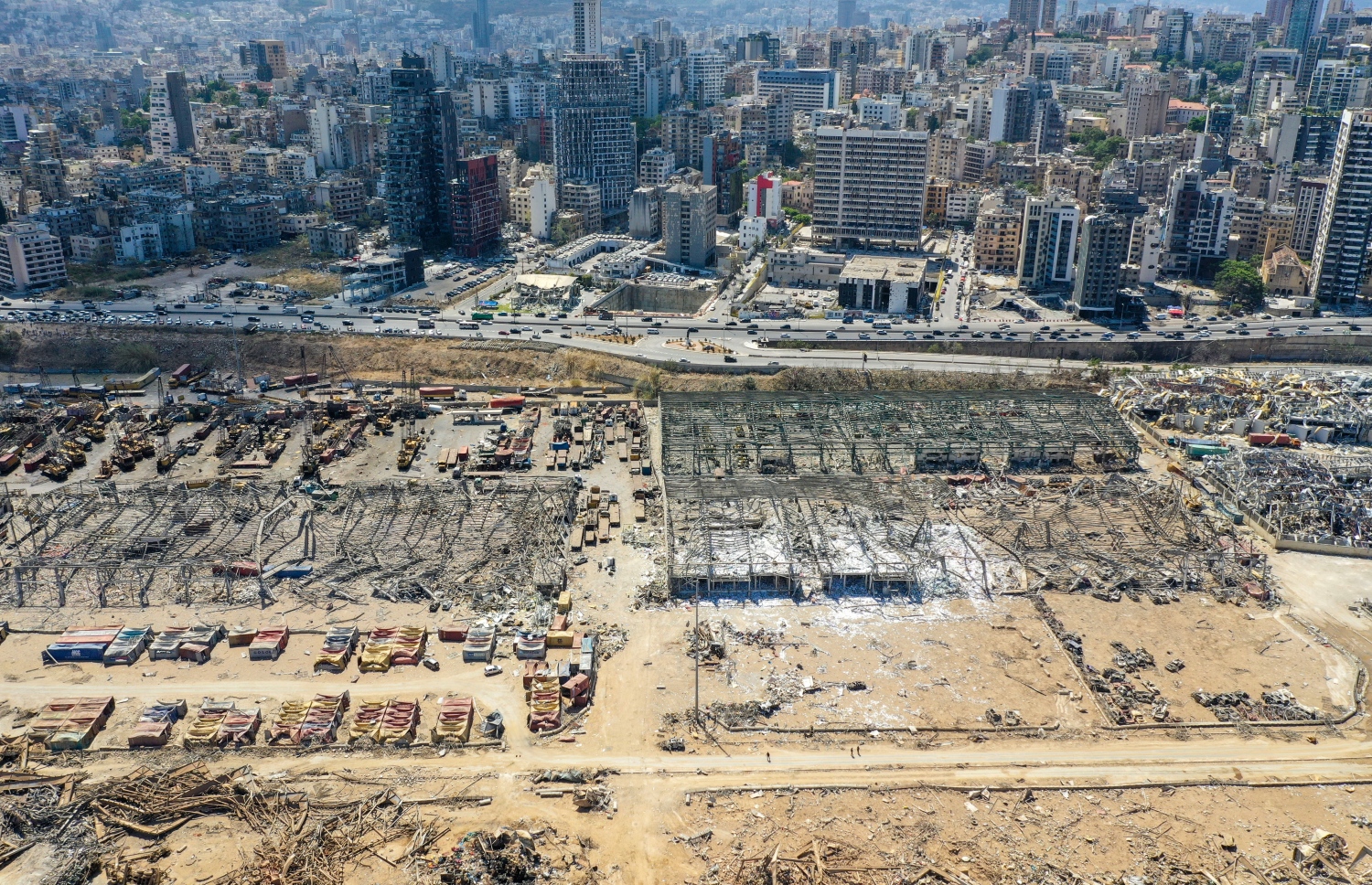 ބޭރޫތުގައި ކެމިކަލް ގުދަން ގޮވި ސަރަހައްދު ބިމާހަމަވެފައި. --ފޮޓޯ:އޭއެފްޕީ