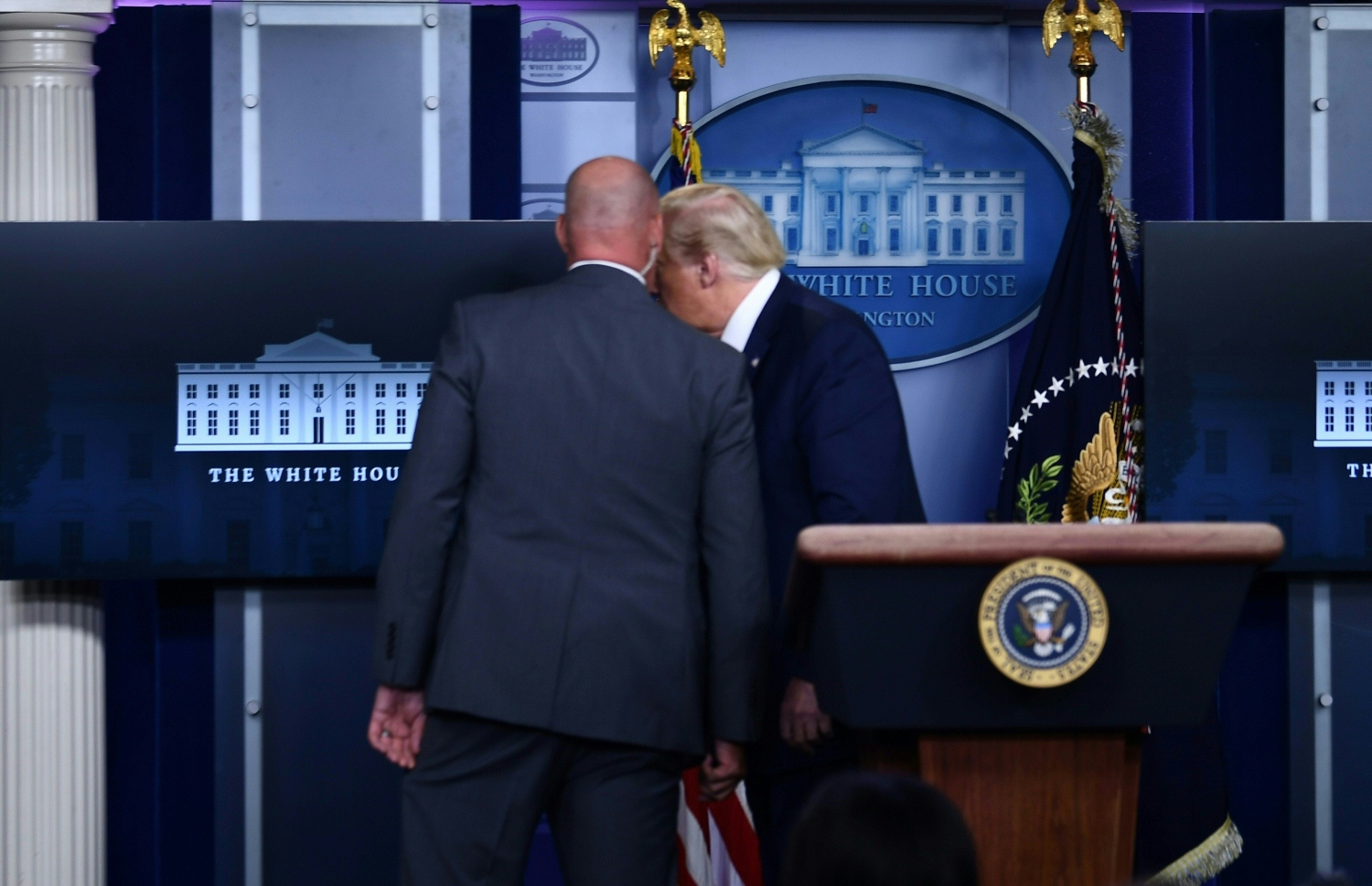 ވައިޓް ހައުސްގެ ނޫސްވެރިންގެ ބައްދަލުވުން ދޫކުރައްވާ ވަޑައިގަތުމަށް ސީކްރެޓް ސާވިސްގެ ބޮޑީގާޑަކު ޓްރަމްޕަށް ދަންނަވަނީ. --ފޮޓޯ:އޭއެފްޕީ