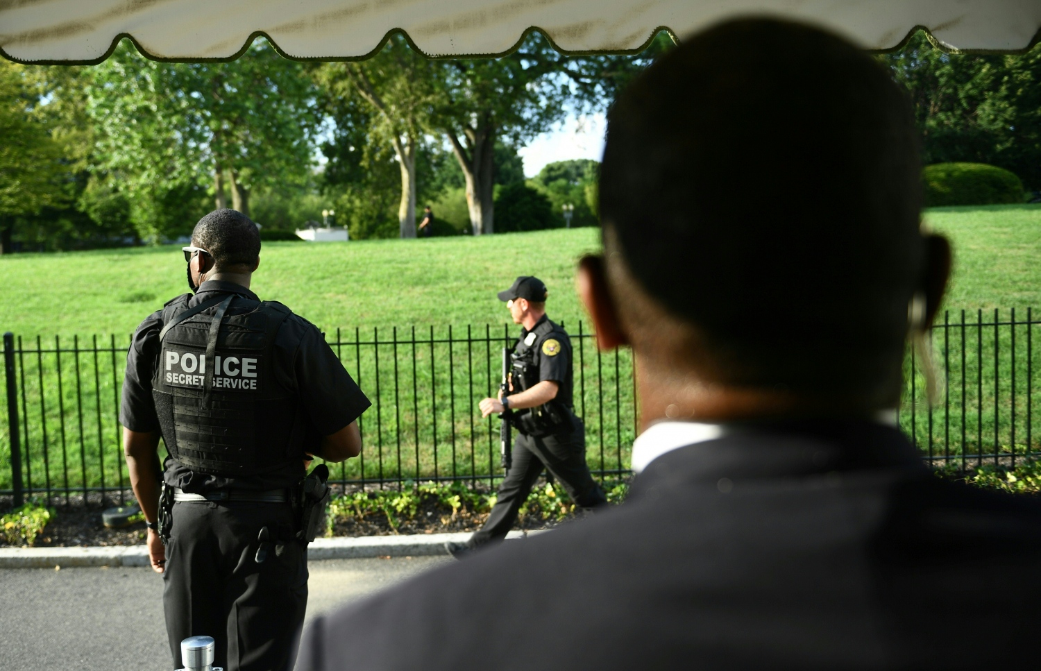 ވައިޓް ހައުސްގެ ބްރީފިން ރޫމްގެ ބޭރުގައި ސީކްރެޓް ސާވިސްގެ އެޖެންޓުން ހަރަކާތްތެރި ވަނީ. --ފޮޓޯ:އޭއެފްޕީ