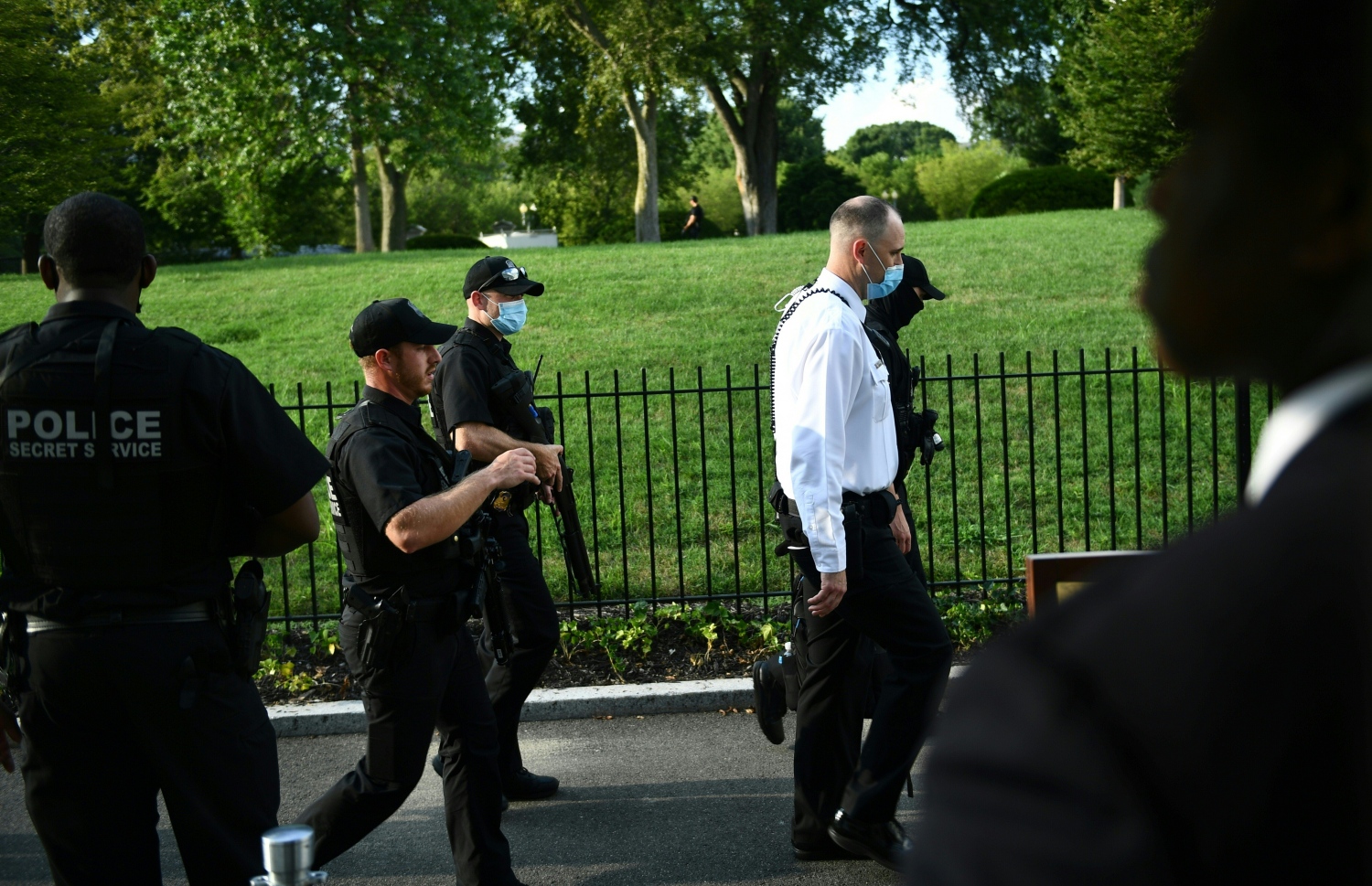 ވައިޓް ހައުސްގެ ބްރީފިން ރޫމްގެ ބޭރުގައި ސީކްރެޓް ސާވިސްގެ އެޖެންޓުން ހަރަކާތްތެރި ވަނީ. --ފޮޓޯ:އޭއެފްޕީ