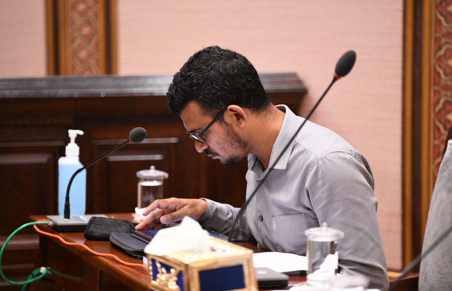 ކުރީގެ ފިނޭންސް މިނިސްޓަރު މުނައްވަރު، މުޅި މަޖިލީހުގެ ކޮމިޓީގައި ބައެއް ލިޔުންތައް ބައްލަވަނީ.---ފޮޓޯ: މަޖިލިސް