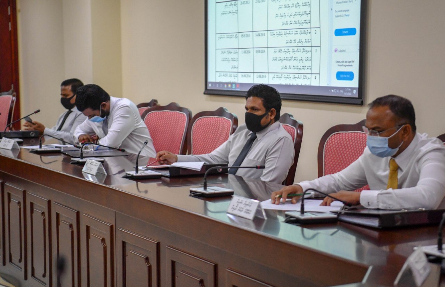 އޭސީސީގެ މެމްބަރުންނާ ސުވާލު ކުރުމަށް މިއަދު ބޭއްވި، މިނިވަން މުއައްސަސާތަކާ ބެހޭ ކޮމިޓީގެ ބައްދަލުވުމުގައި ބައެއް މެމްބަރުން.---ފޮޓޯ: މަޖިލިސް