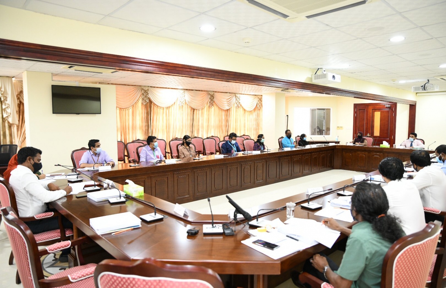 ރައްޔިތުންގެ މަޖިލިހުގެ އިޖުތިމާއީ ކޮމިޓީގެ މިއަދުގެ ބައްދަލުވުމަށް ބައެއް ޑޮކްޓަރުން ޖަވާބު ދެއްވަނީ.---ފޮޓޯ: މަޖިލިސް