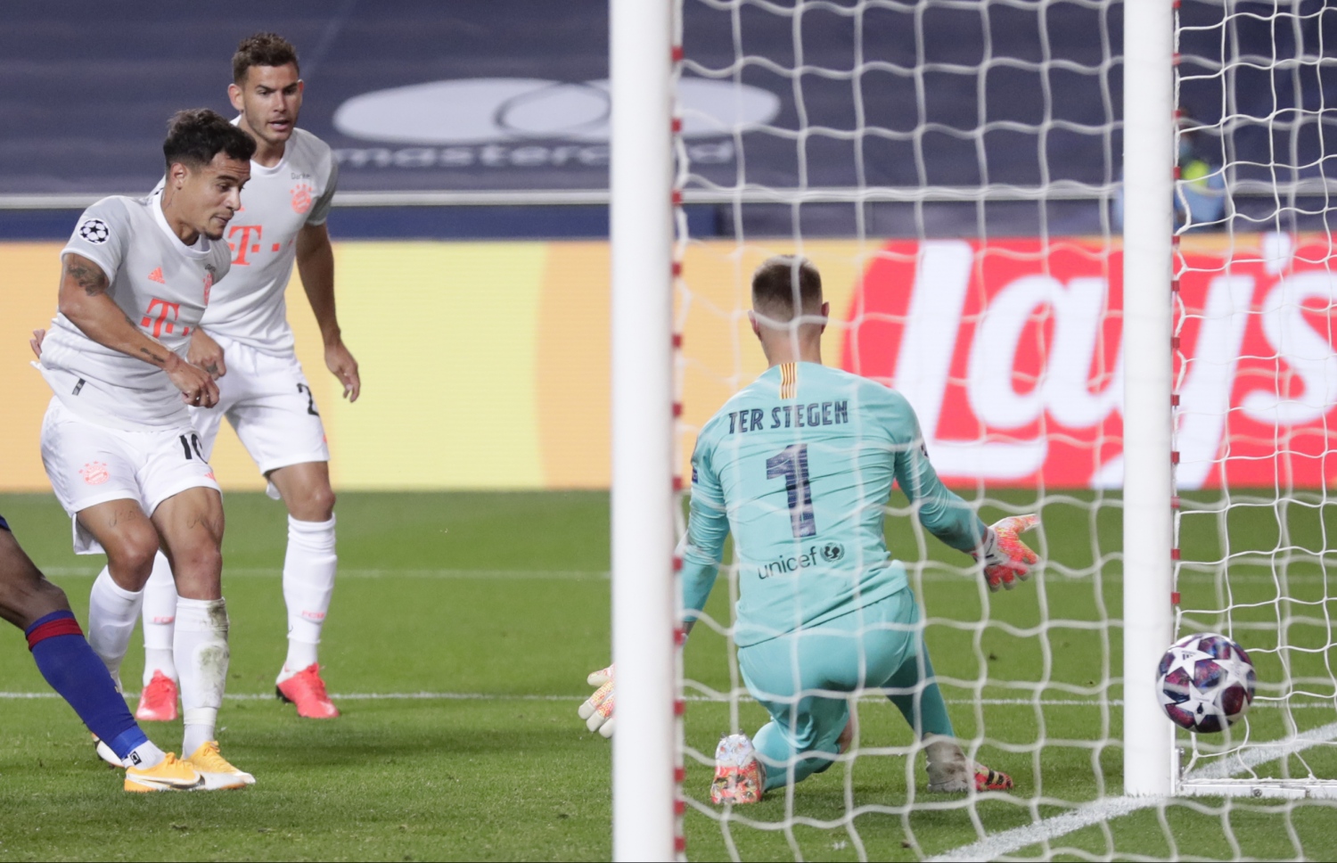 ބާސެލޯނާގެ ލޯން އެއްބަސްވުމެއްގެ ދަށުން ބަޔާނަށް ކުޅެމުން އަންނަ ކުޓީނިއޯ ރޭގެ މެޗުގައި ލަނޑު ޖަހަނީ. -- ފޮޓޯ: އޭއެފްޕީ