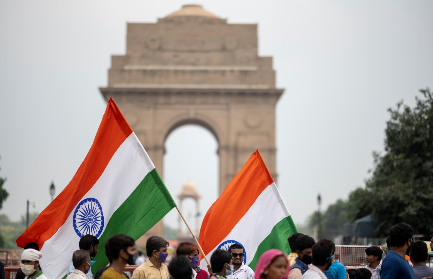 ނިއު ދިއްލީ - އޮގަސްޓް 15، 2020: އިންޑިއާގެ 74 ވަނަ މިނިވަން ދުވަސް ފާހަގަކުރަން އިންޑިއާ ގޭޓަށް މީހުން ޖަމާވެފައި. --ފޮޓޯ:އޭއެފްޕީ