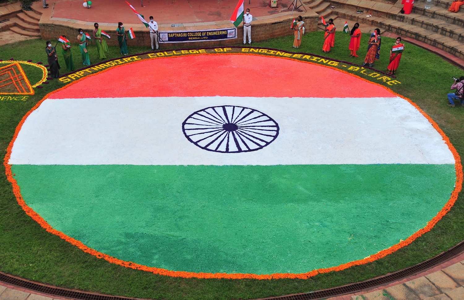 ބެންގަލޫރު - އޮގަސްޓް 15، 2020: އިންޑިއާގެ 74 ވަނަ މިނިވަން ދުވަސް ފާހަގަކުރަން ބެންގަލޫރުގެ ކޮލެޖެއްގެ ދަރިވަރުންތަކެއް ބޮޑު ދިދައެއް ހަދާފައި. --ފޮޓޯ:އޭއެފްޕީ