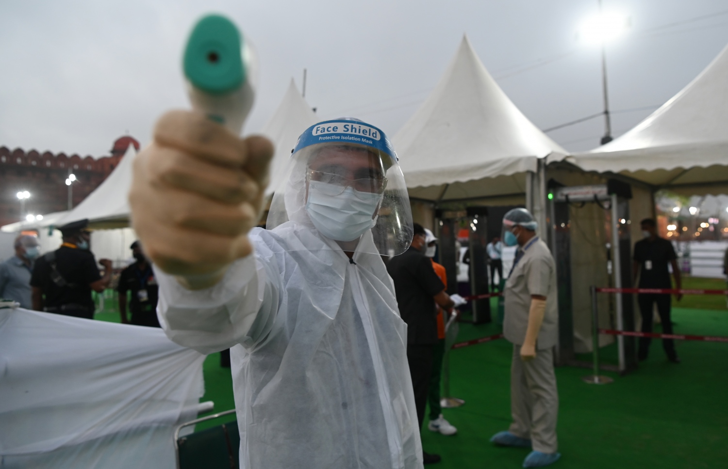 ނިއު ދިއްލީ - އޮގަސްޓް 15، 2020: އިންޑިއާގެ 74 ވަނަ މިނިވަން ދުވަސް ފާހަގަކުރަން ރެޑް ފޯޓުގައި ބޭއްވި ރަސްމިއްޔާތަށް ދިޔަ މީހުންގެ ހުން ބަލަނީ. --ފޮޓޯ:އޭއެފްޕީ