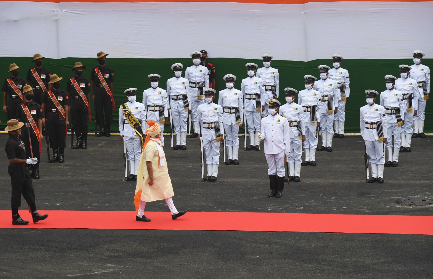 ނިއު ދިއްލީ - އޮގަސްޓް 15، 2020: އިންޑިއާގެ 74 ވަނަ މިނިވަން ދުވަސް ފާހަގަކުރަން ރެޑް ފޯޓުގައި ބޭއްވި ރަސްމިއްޔާތަށް ބޮޑުވަޒީރު މޯދީ ވަޑައިގަންނަވަނީ. --ފޮޓޯ:އޭއެފްޕީ