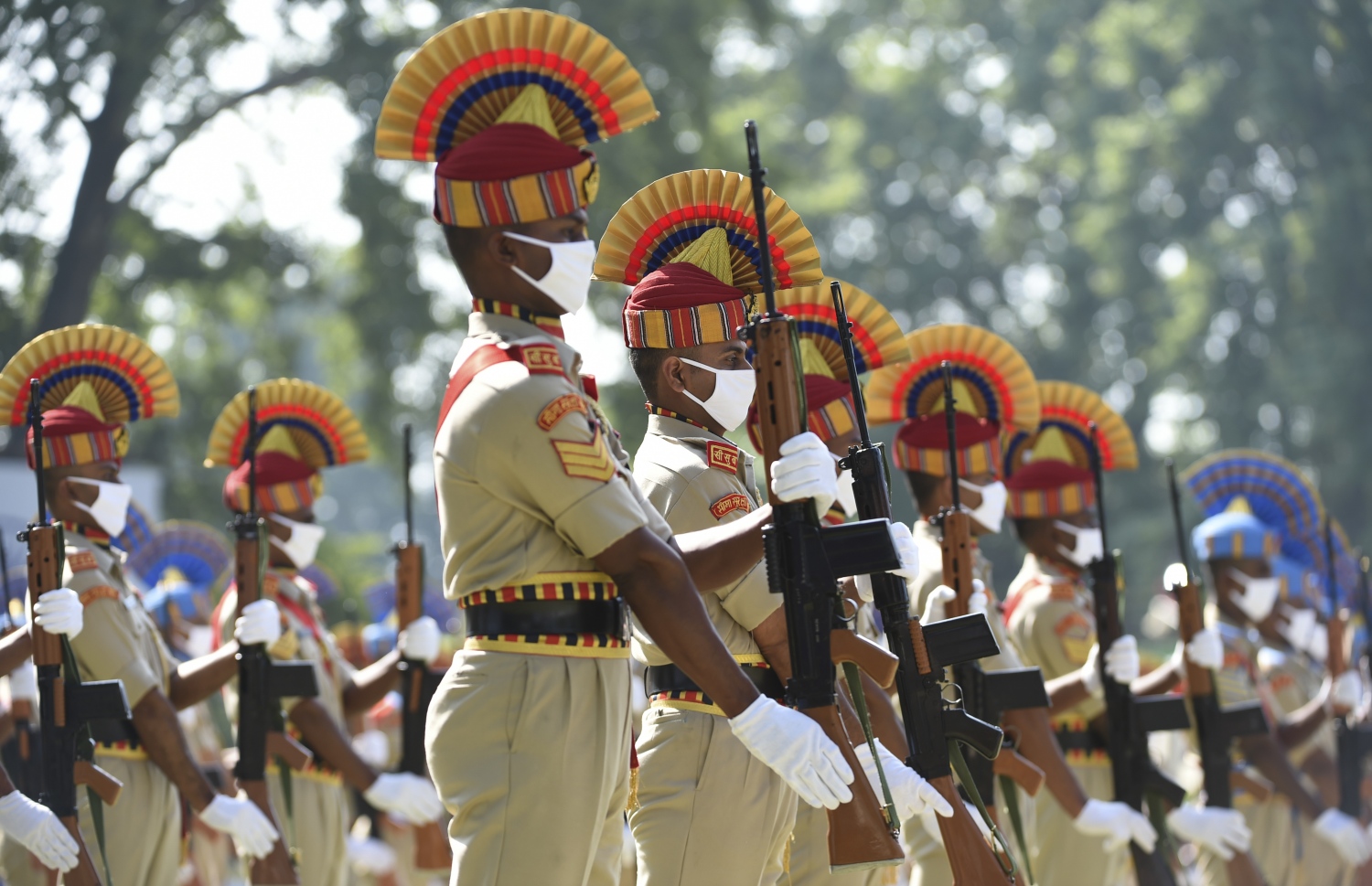 ސްރީނަގަރު - އޮގަސްޓް 15، 2020: އިންޑިއާގެ 74 ވަނަ މިނިވަން ދުވަސް ފާހަގަކުރަން ބޯޑަ ސެކިއުރިޓީ ފޯސް އިން ދިދަ ނެގުމުގެ ރަސްމިއްޔާތު ބާއްވަނީ. --ފޮޓޯ:އޭއެފްޕީ