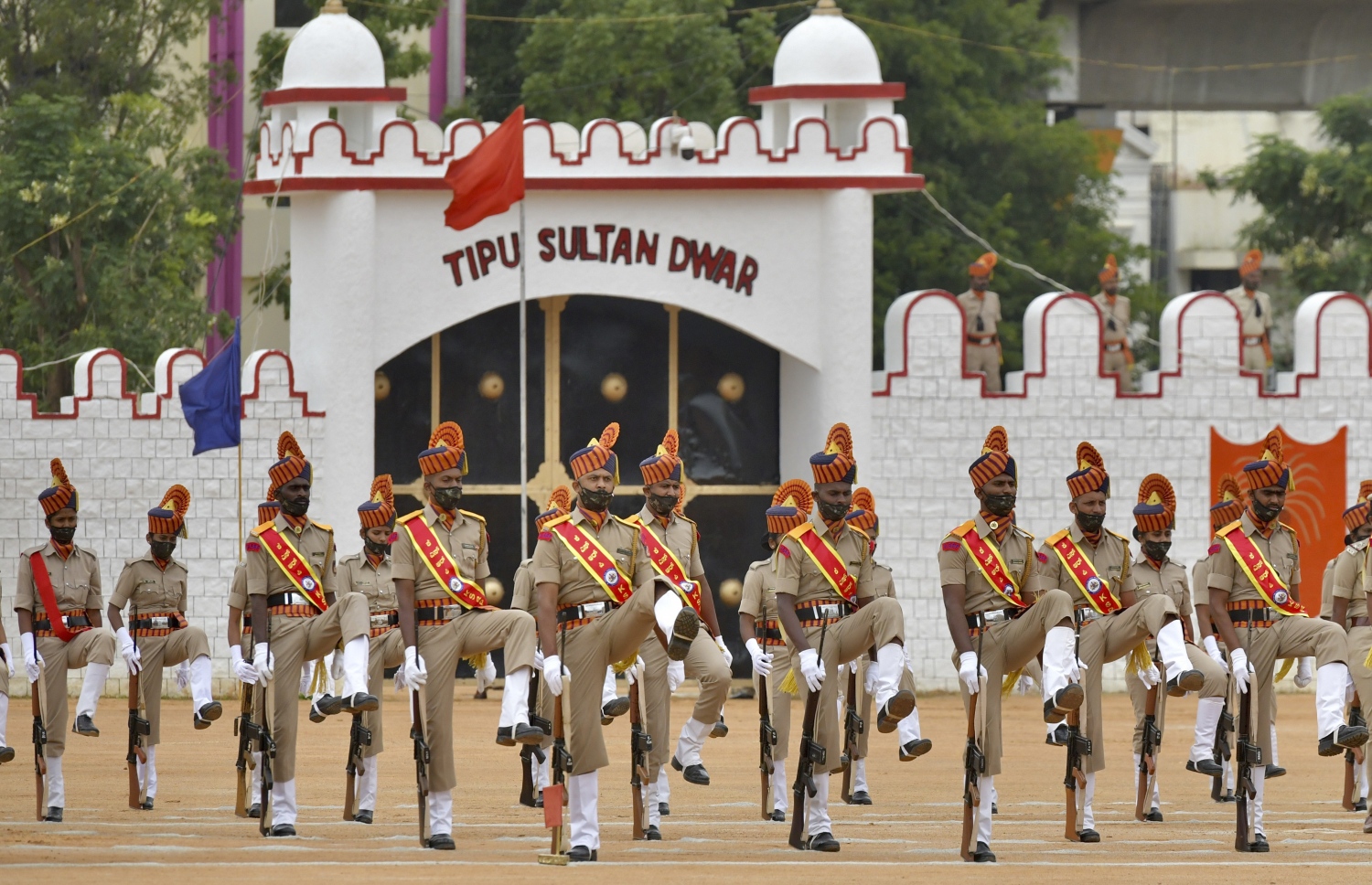 ބެންގަލޫރު - އޮގަސްޓް 15، 2020: އިންޑިއާގެ 74 ވަނަ މިނިވަން ދުވަސް ފާހަގަކުރަން ދިދަ ނެގުމުގެ ރަސްމިއްޔާތު ބާއްވަނީ. --ފޮޓޯ:އޭއެފްޕީ