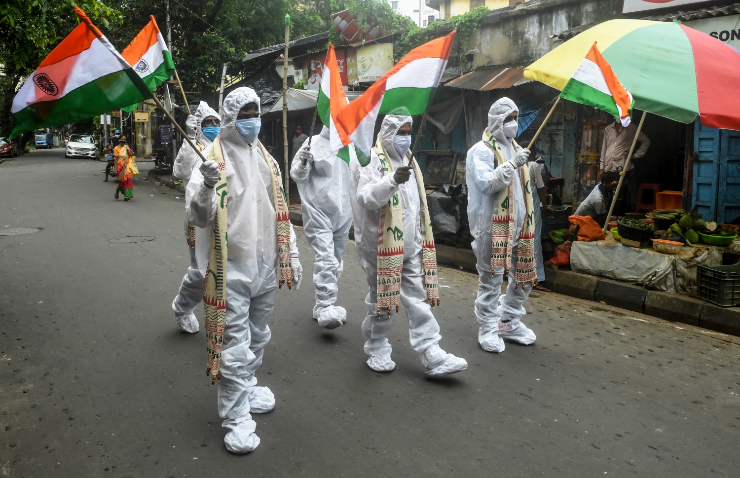 ނިއު ދިއްލީ - އޮގަސްޓް 15، 2020: ކޮރޯނާވައިރަހާ ދެކޮޅަށް މަސައްކަތް ކުރާ އިންޑިއާގެ ފްރަންޓްލައިން މަސައްކަތު މީހުން އެ ގައުމުގެ 74 ވަނަ މިނިވަން ދުވަސް ފާހަގަކުރަނީ. --ފޮޓޯ:އޭއެފްޕީ