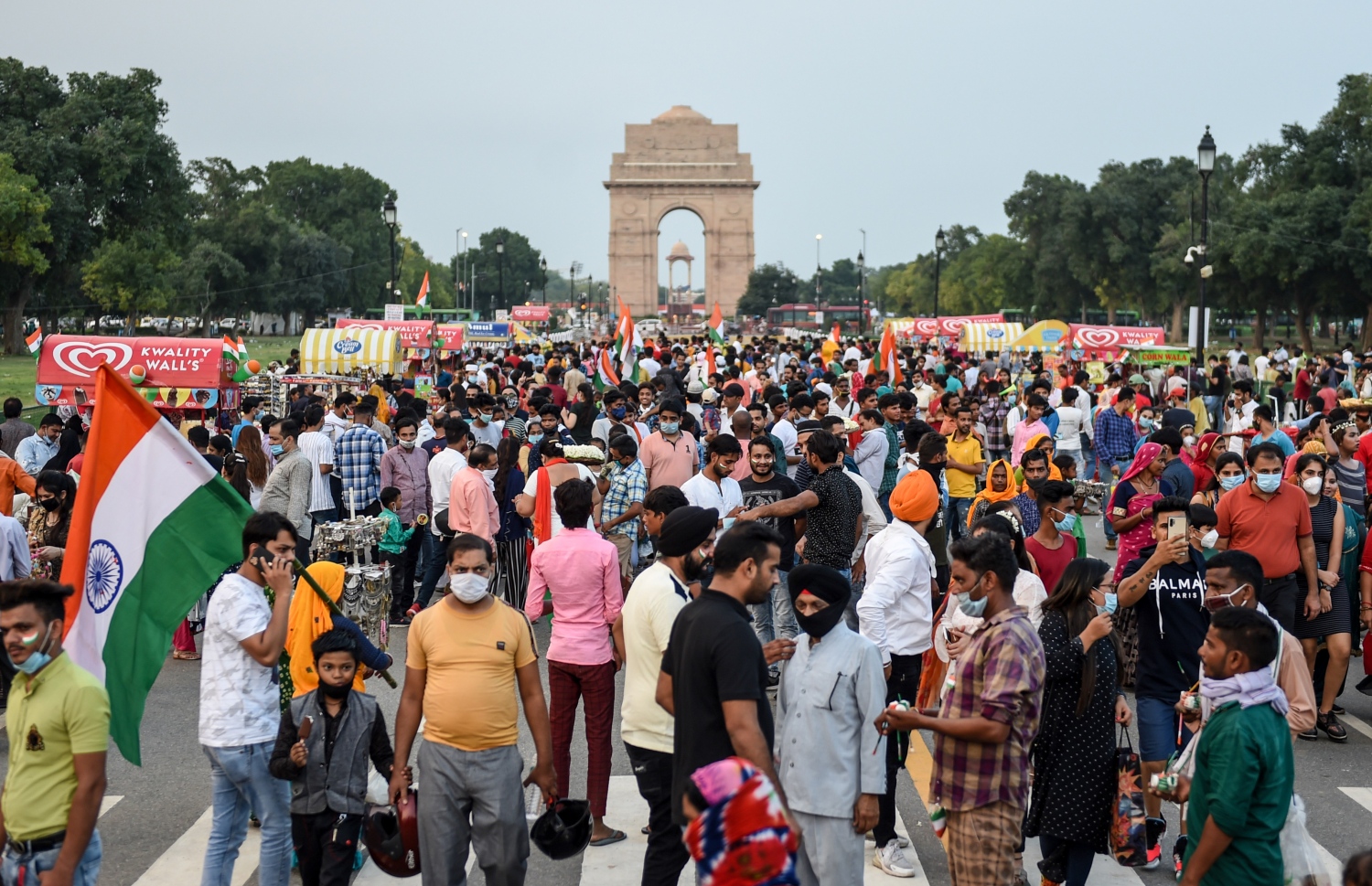 ނިއު ދިއްލީ - އޮގަސްޓް 15، 2020: އިންޑިއާގެ 74 ވަނަ މިނިވަން ދުވަސް ފާހަގަ ކުރުމުގެ ރަސްމިއްޔާތަށް އިންޑިއާ ގޭޓަށް މީހުން ޖަމާވެފައި. --ފޮޓޯ:އޭއެފްޕީ