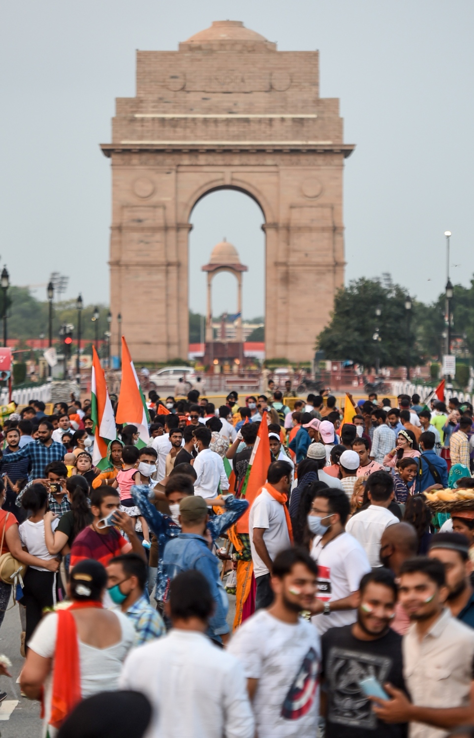 ނިއު ދިއްލީ - އޮގަސްޓް 15، 2020: އިންޑިއާގެ 74 ވަނަ މިނިވަން ދުވަސް ފާހަގަ ކުރުމުގެ ރަސްމިއްޔާތަށް އިންޑިއާ ގޭޓަށް މީހުން ޖަމާވެފައި. --ފޮޓޯ:އޭއެފްޕީ