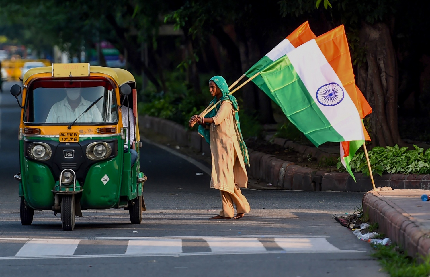 ނިއު ދިއްލީ - އޮގަސްޓް 15، 2020: އިންޑިއާގެ 74 ވަނަ މިނިވަން ދުވަހާ ދިމާކޮށް މީހަކު ދިދަ ވިއްކަނީ. --ފޮޓޯ:އޭއެފްޕީ