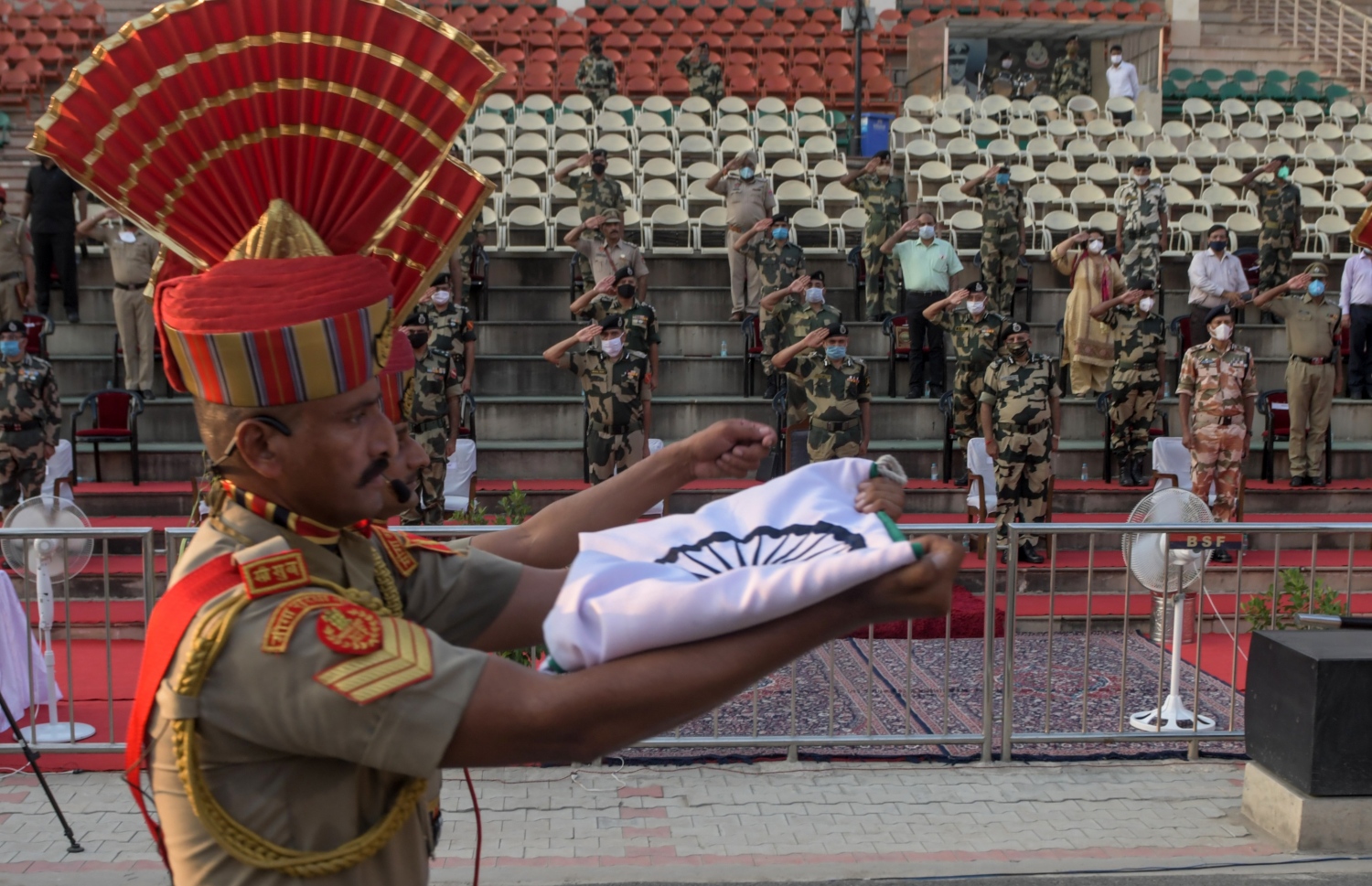 އޮގަސްޓް 15، 2020: އިންޑިއާގެ 74 ވަނަ މިނިވަން ދުވަހުގެ މުނާސަބަތުގައި އިންޑިއާ-ޕާކިސްތާން ގުޅޭ ވަގާހް ބޯޑަރުގައި ދިދަ ނެގުމުގެ ރަސްމިއްޔާތު ބާއްވަނީ. --ފޮޓޯ:އޭއެފްޕީ