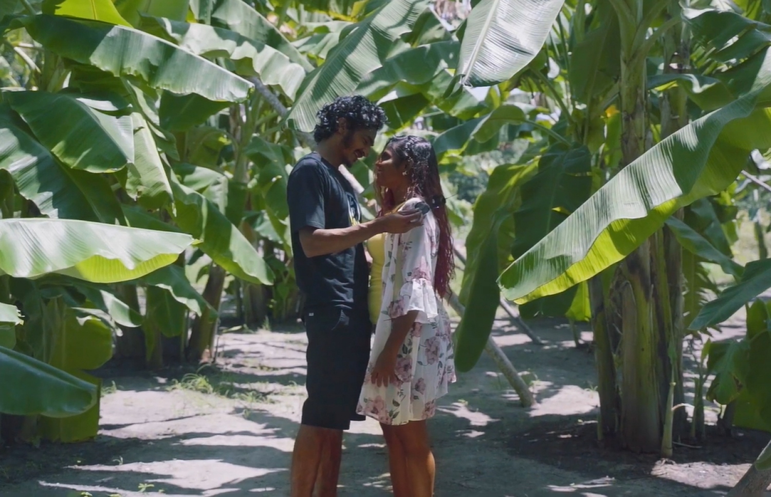 "ނީނާ" ގެ މަންޒަރެއްގައި ނުޒުހަތު ޝުއައިބު އާއި ޝަރަފް އަބްދުﷲ.-- ފޮޓޯ: އައިފިލްމްސް