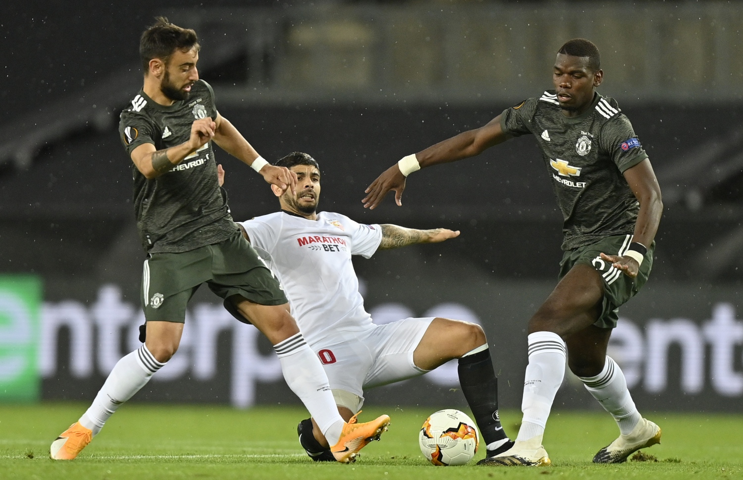 ޔުނައިޓެޑްގެ ޕޮގްބާ (ކ) އާއި ބްރޫނޯ (ވ) ކައިރިން ސެވިއްޔާގެ ބަނޭގާ ބޯޅަ ހިފައިގެންދާން މަސައްކަތްކުރަނީ.-- ފޮޓޯ: އޭއެފްޕީ